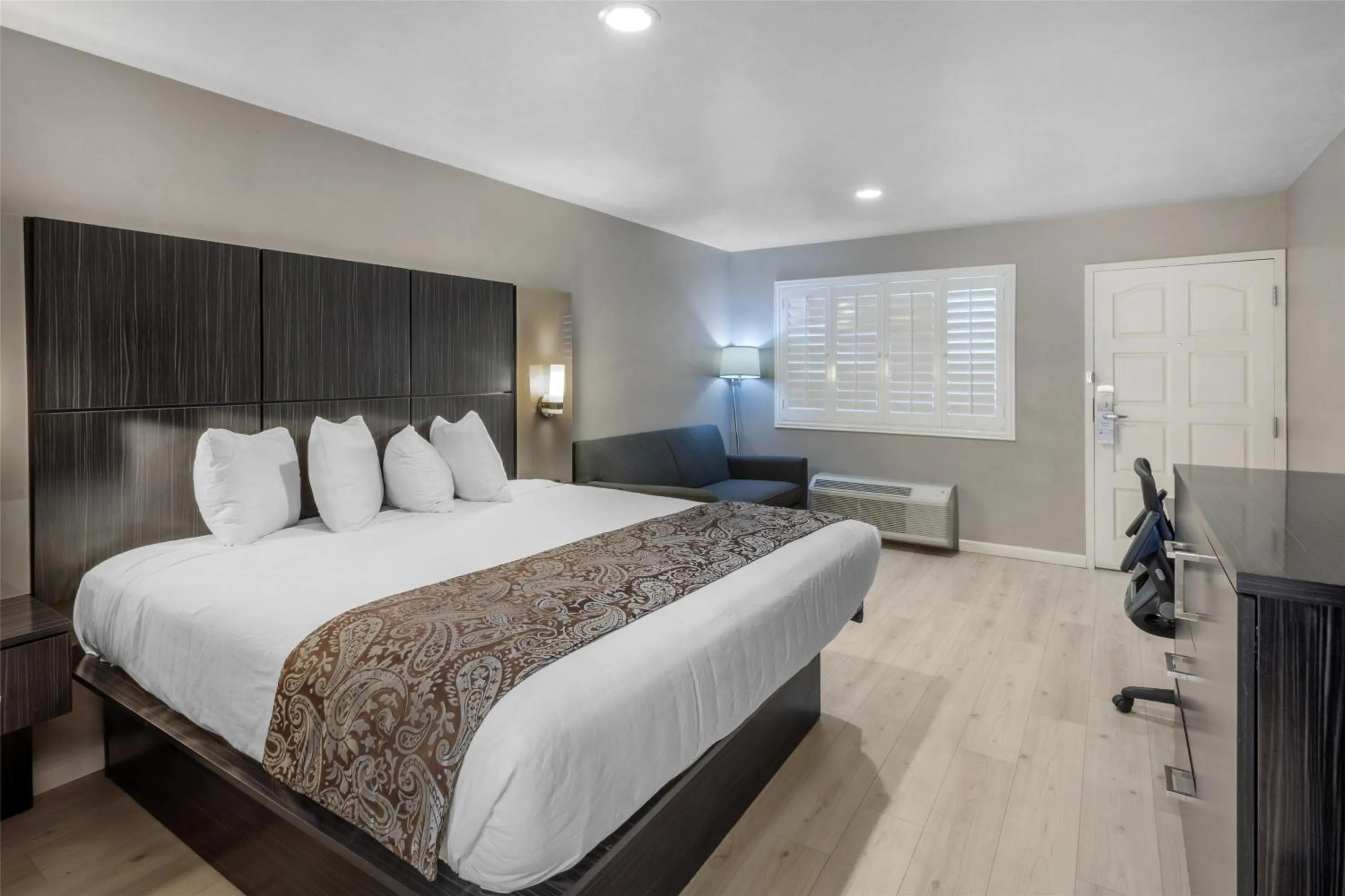 Bedroom, Bed in SureStay Plus by Best Western Santa Clara Silicon Valley