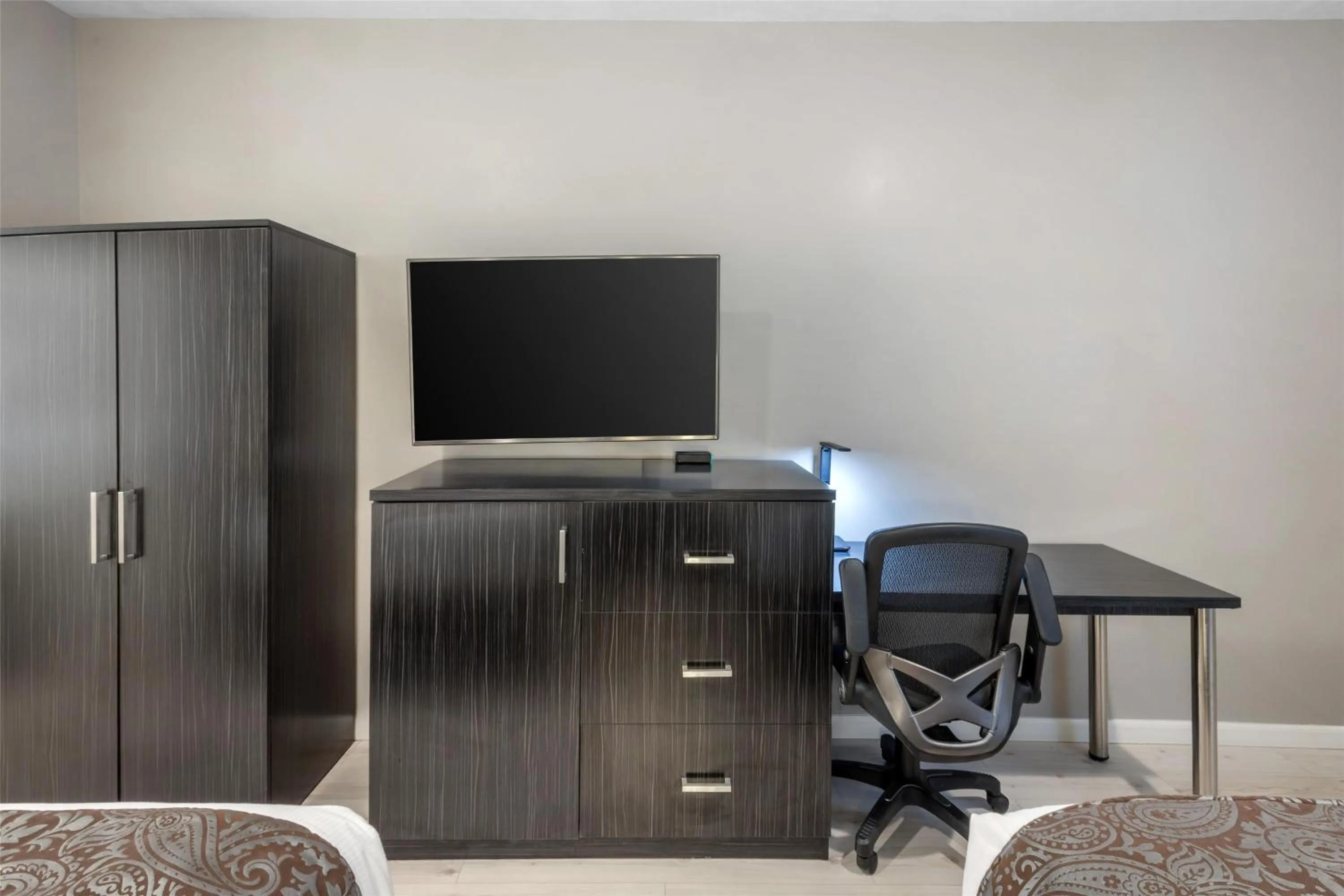 Bedroom in SureStay Plus by Best Western Santa Clara Silicon Valley