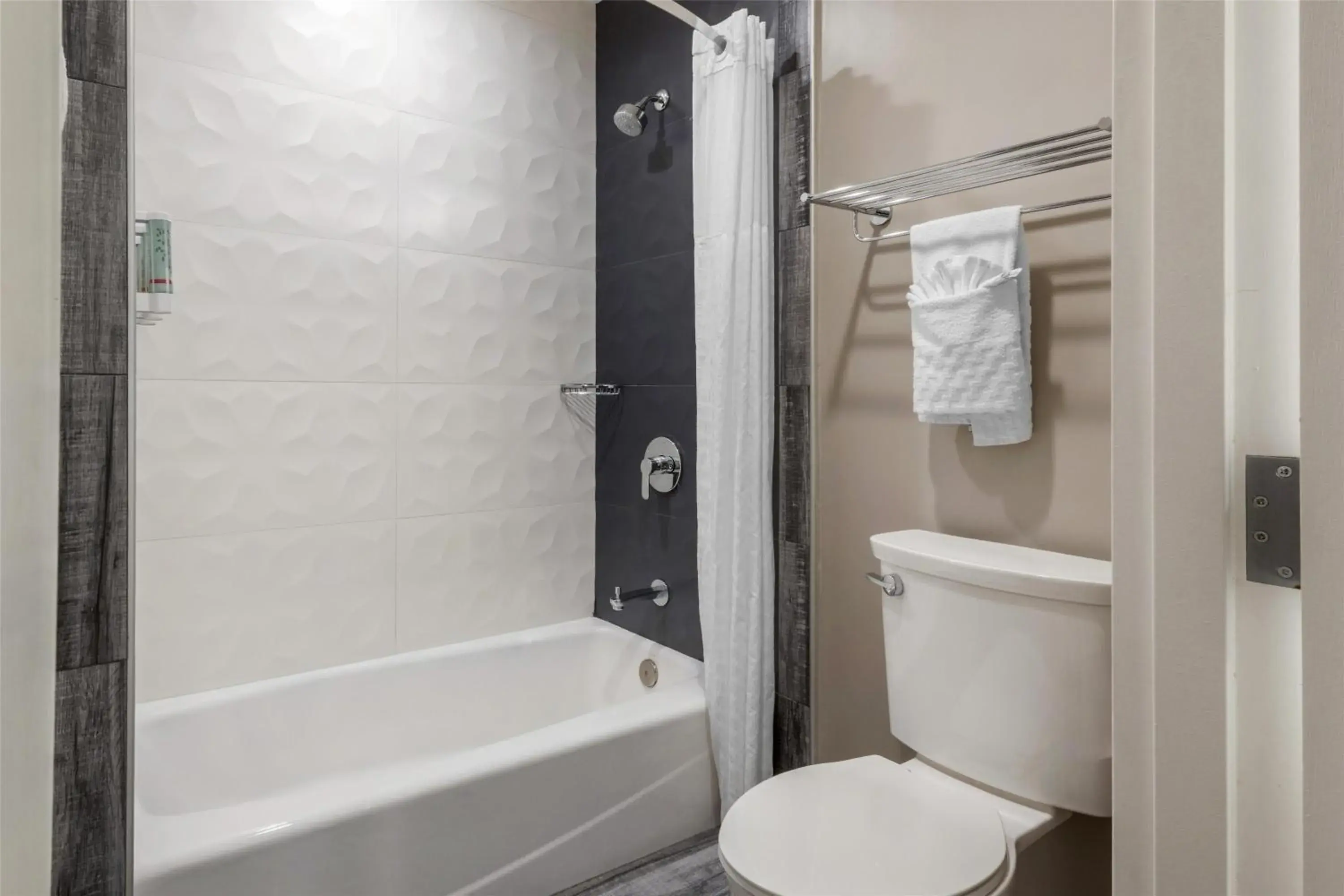 Bathroom in SureStay Plus by Best Western Santa Clara Silicon Valley Bathroom in SureStay Plus by Best Western Santa Clara Silicon Valley