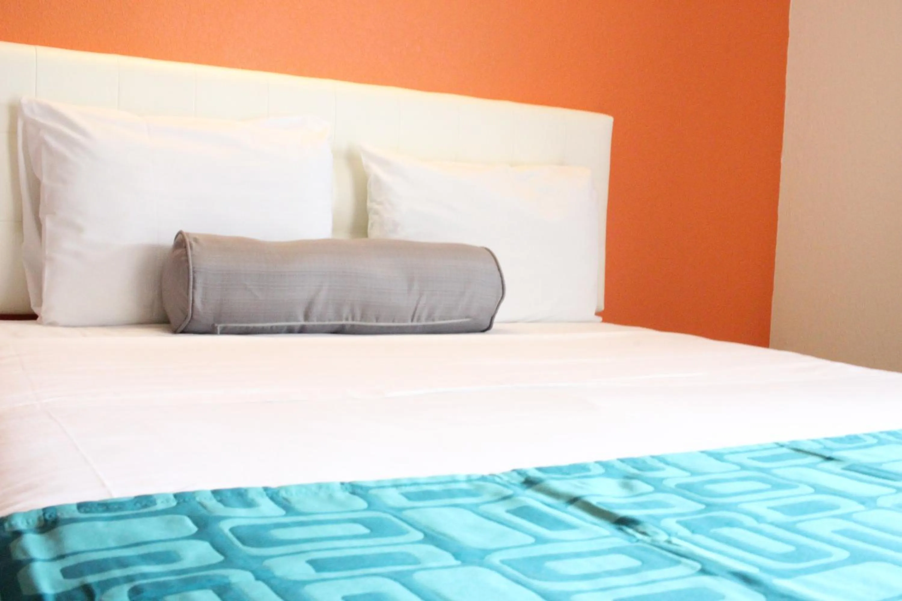 Bedroom, Bed in Howard Johnson by Wyndham Lake George