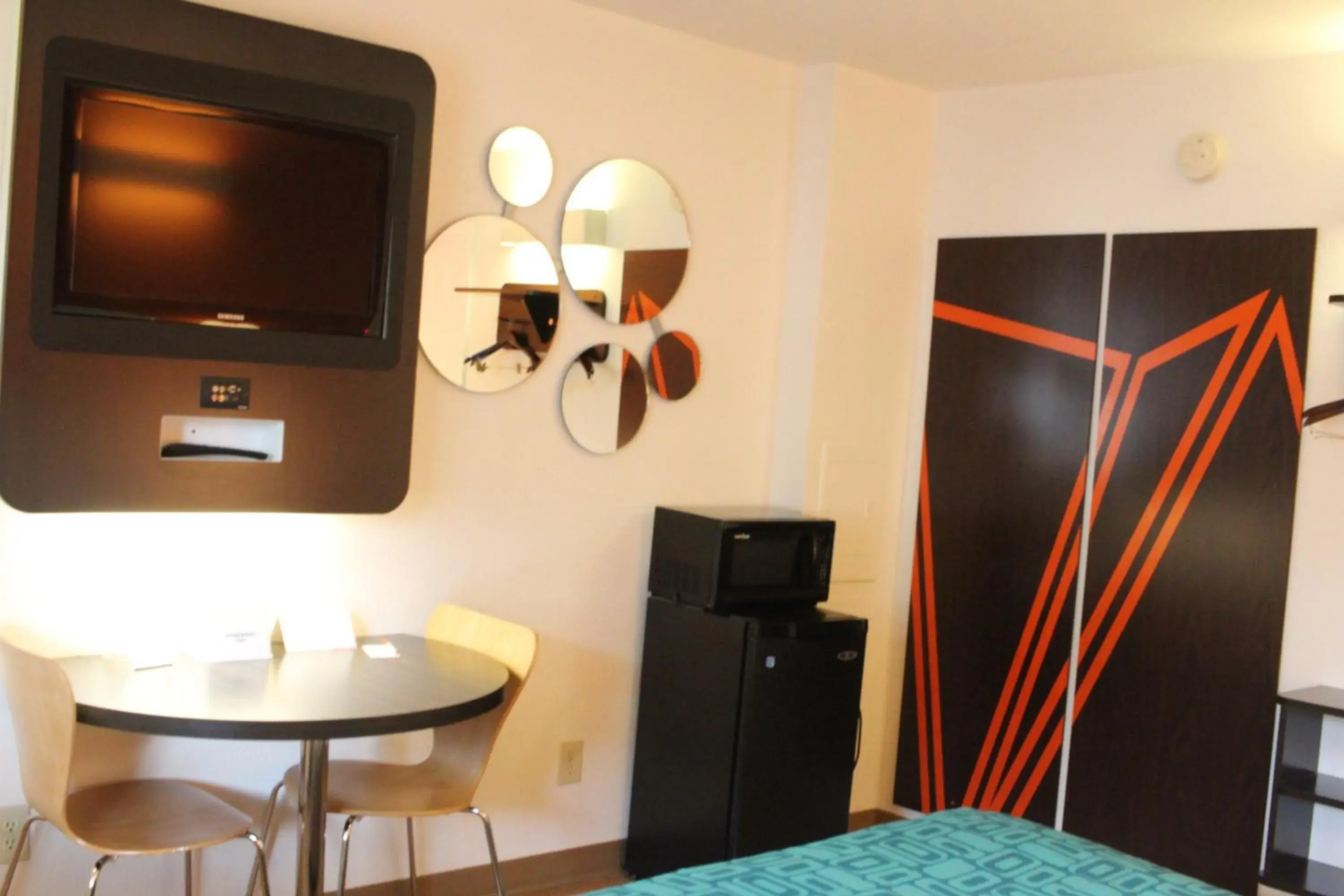 TV and multimedia, Bed in Howard Johnson by Wyndham Lake George TV and multimedia, Bed in Howard Johnson by Wyndham Lake George