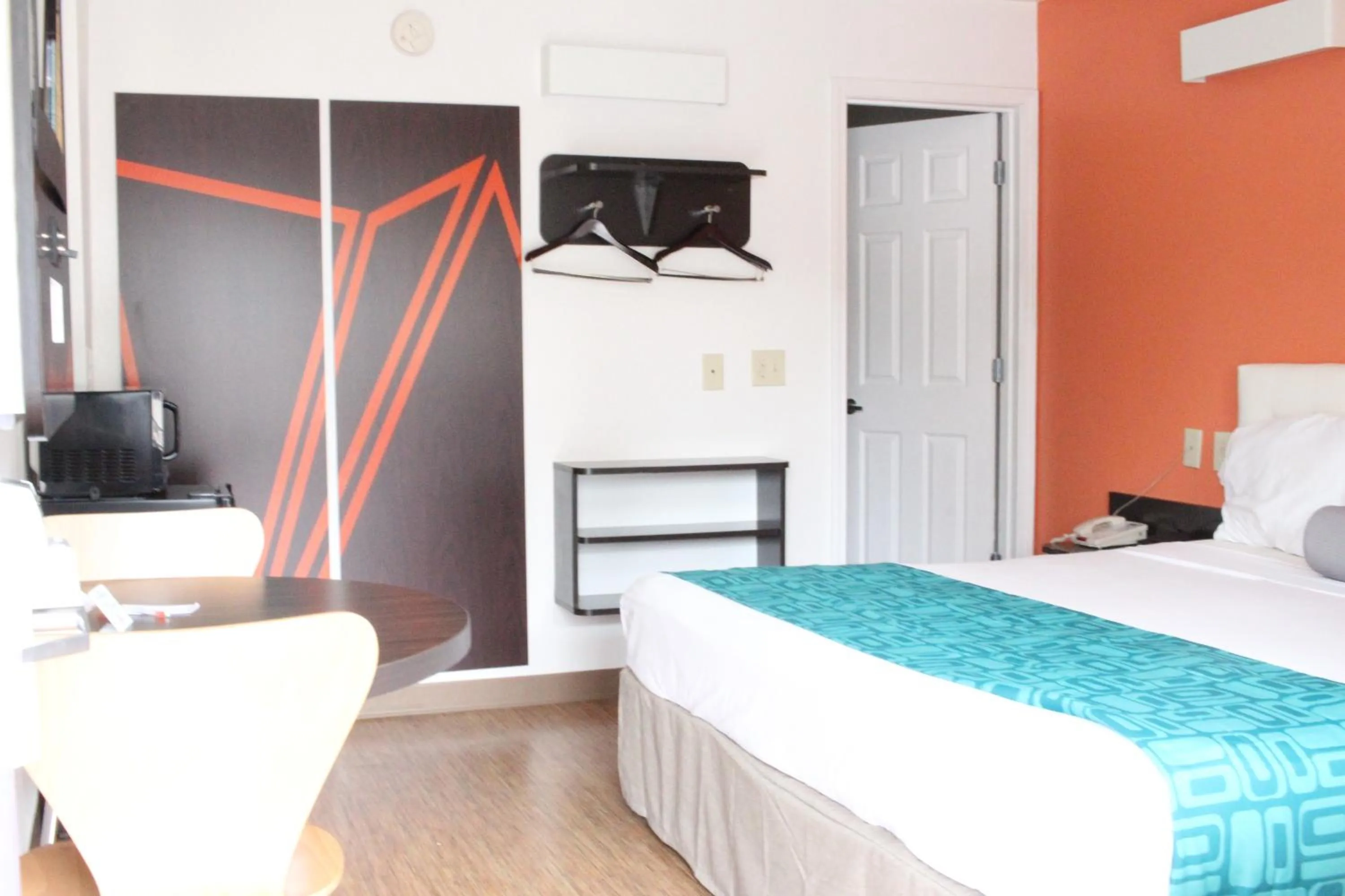 Photo of the whole room, Bed in Howard Johnson by Wyndham Lake George