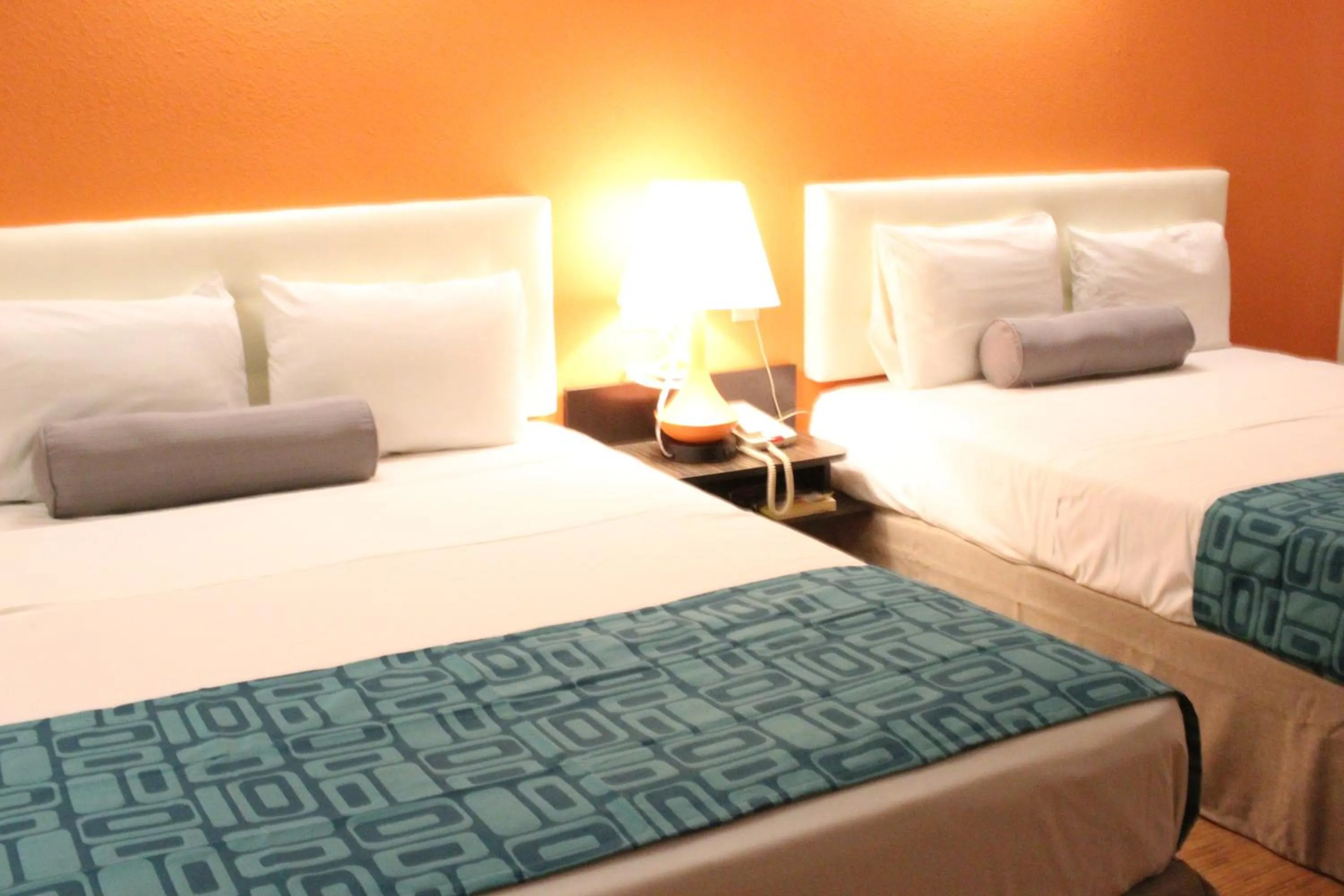 Photo of the whole room, Bed in Howard Johnson by Wyndham Lake George