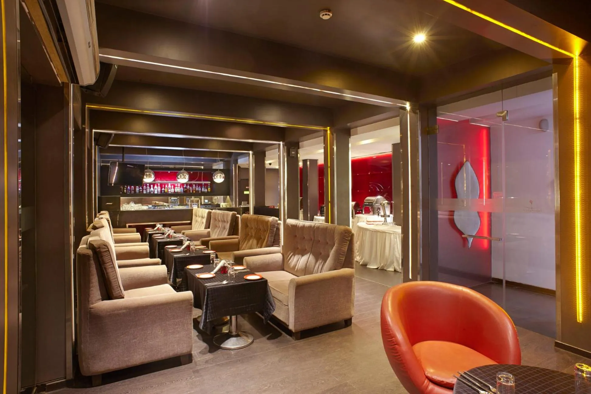 Restaurant/places to eat in Fahrenheit Hotels & Resorts