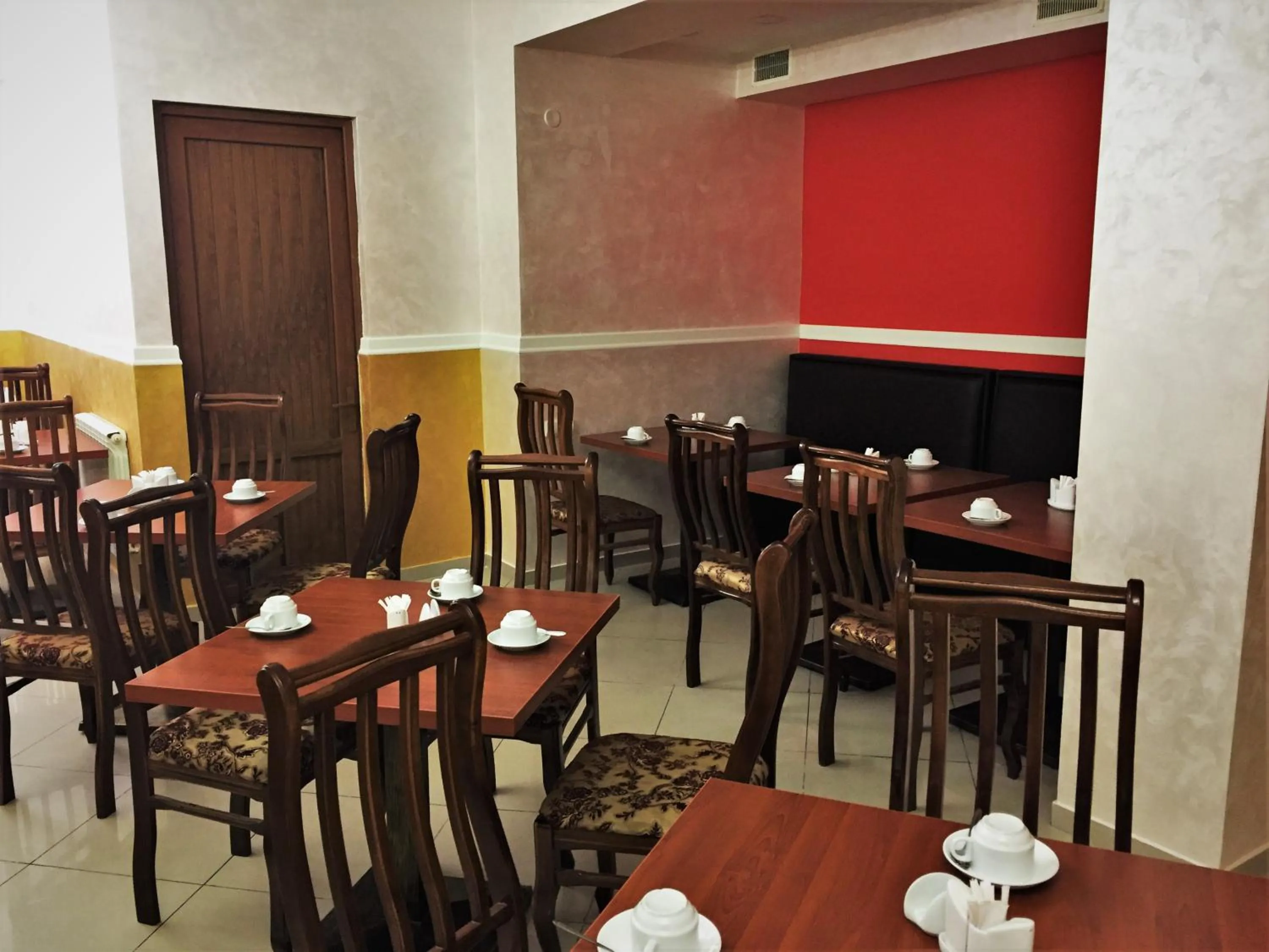 Restaurant/places to eat in Primer Hotel