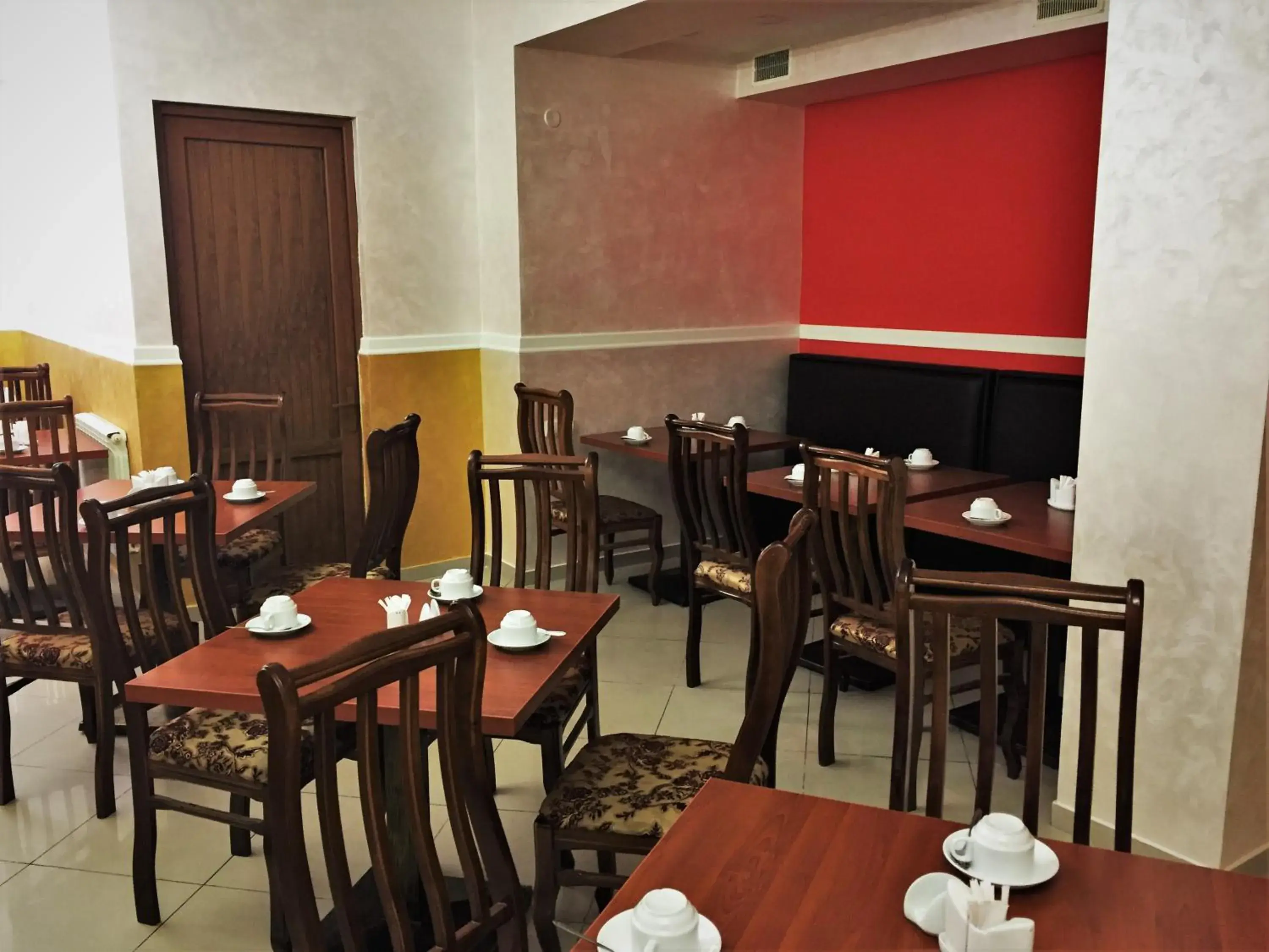 Restaurant/places to eat in Primer Hotel Restaurant/places to eat in Primer Hotel