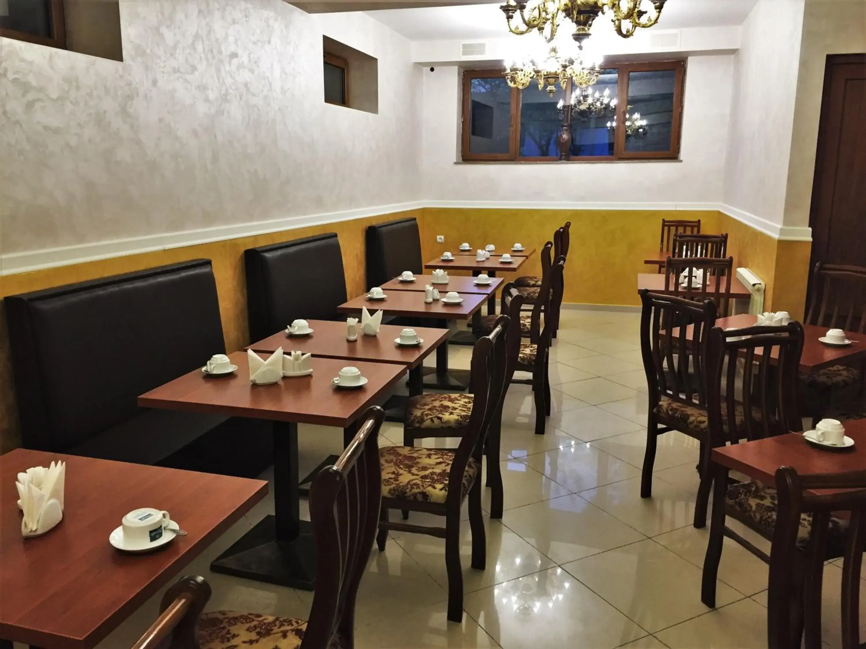 Restaurant/places to eat in Primer Hotel Restaurant/places to eat in Primer Hotel