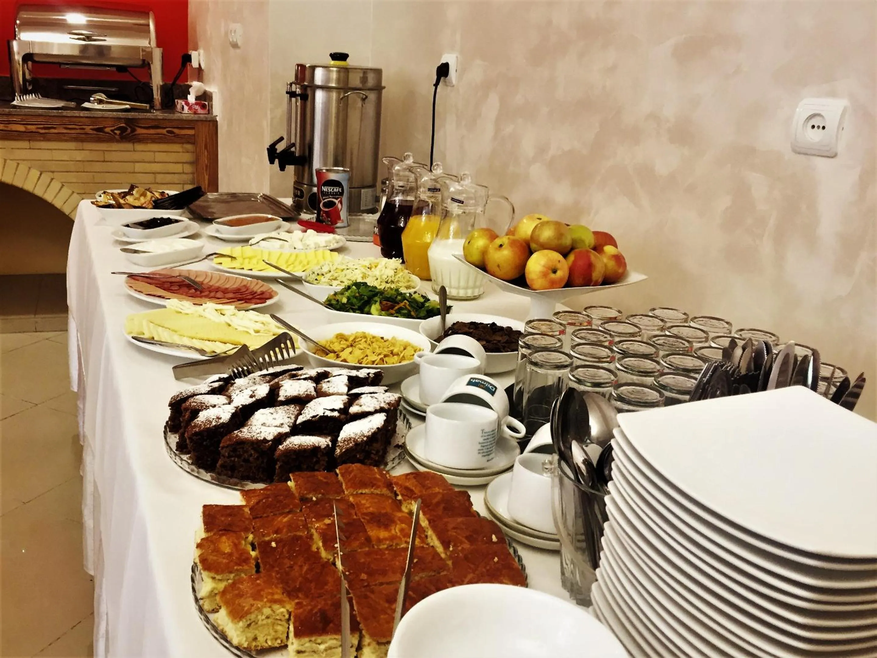 Restaurant/places to eat in Primer Hotel