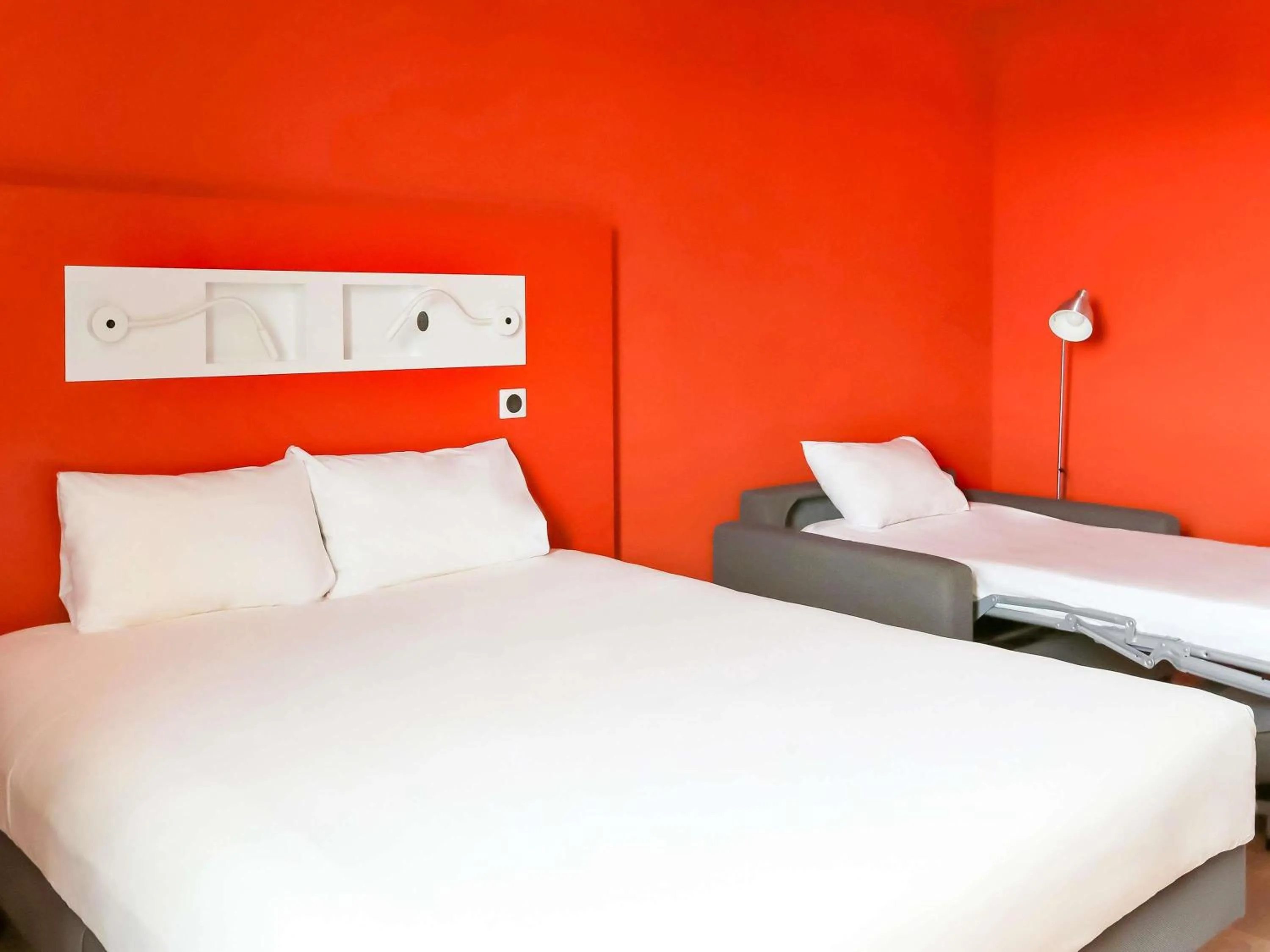 Bedroom, Bed in ibis budget Geneve Saint Genis Pouilly