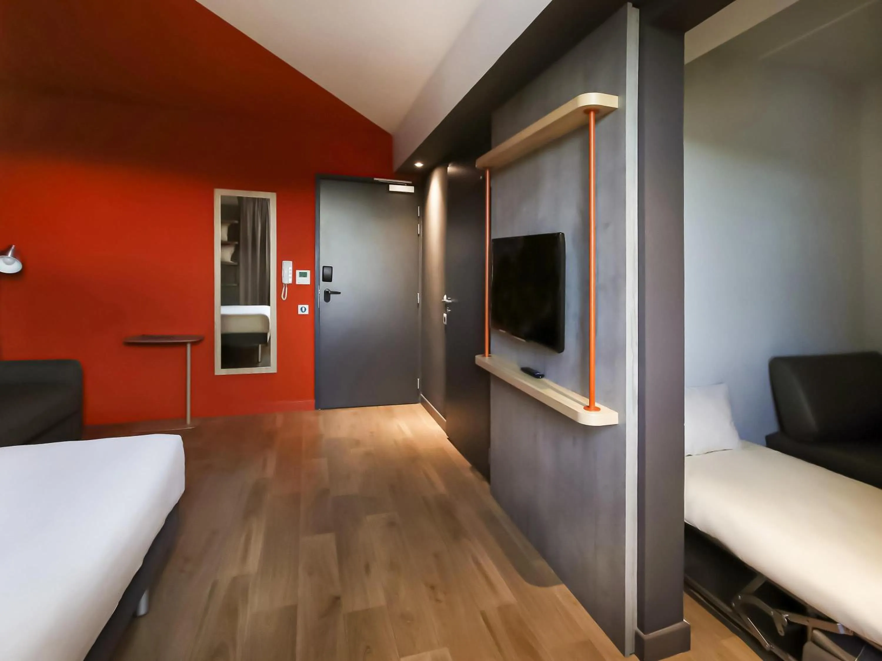 Bedroom, Bed in ibis budget Geneve Saint Genis Pouilly