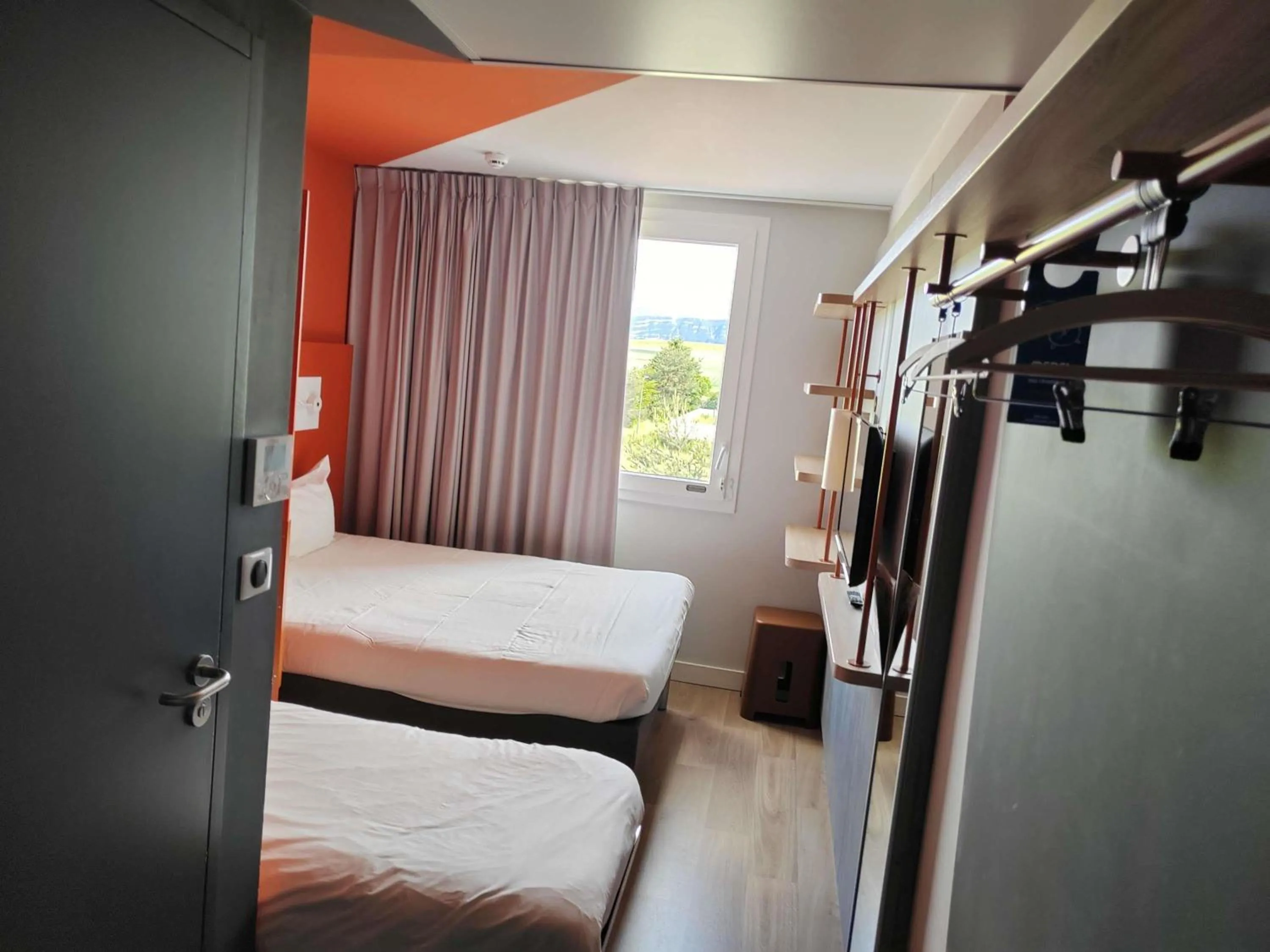 Bedroom, Bed in ibis budget Geneve Saint Genis Pouilly