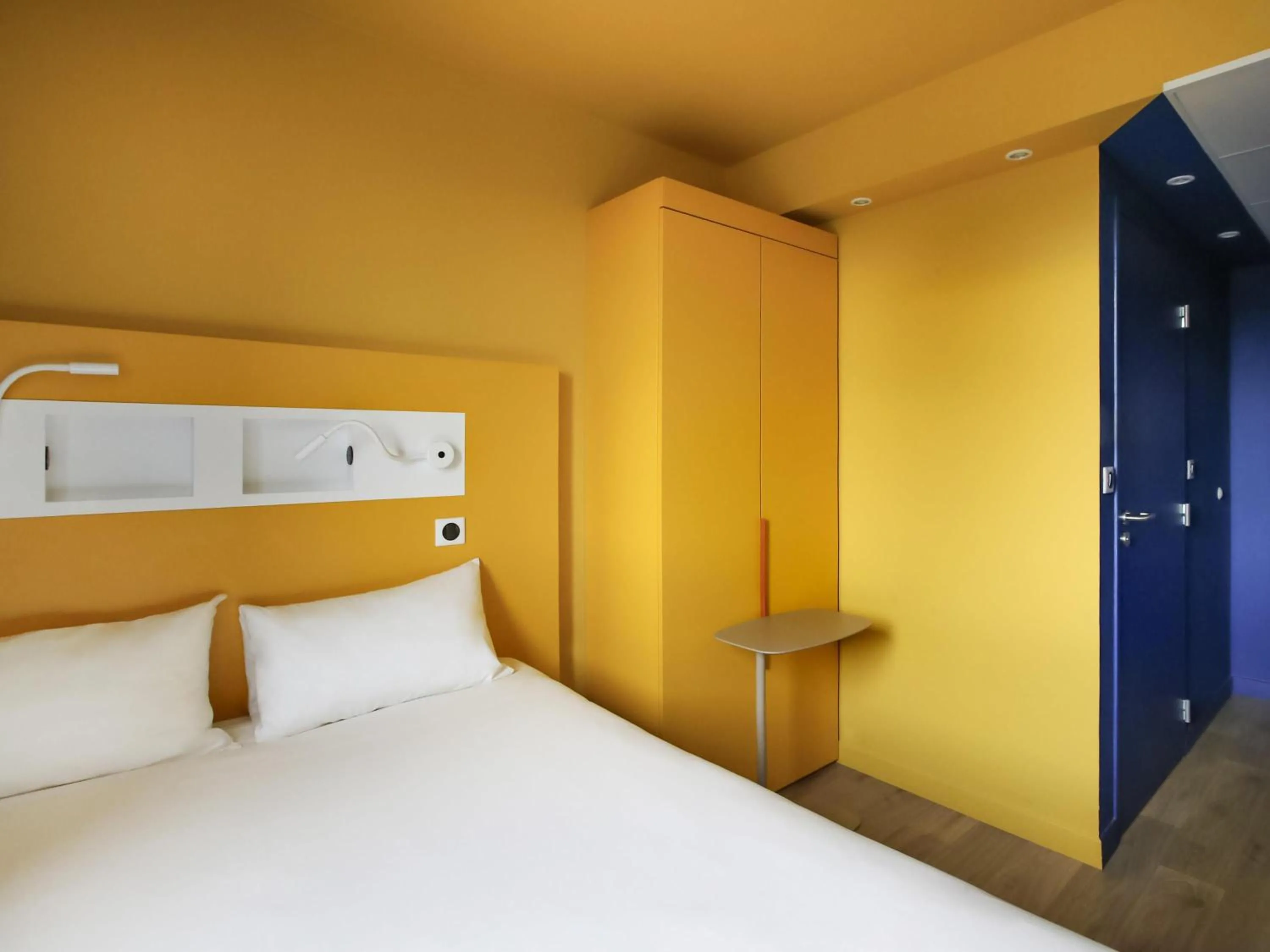 Bedroom, Bed in ibis budget Geneve Saint Genis Pouilly