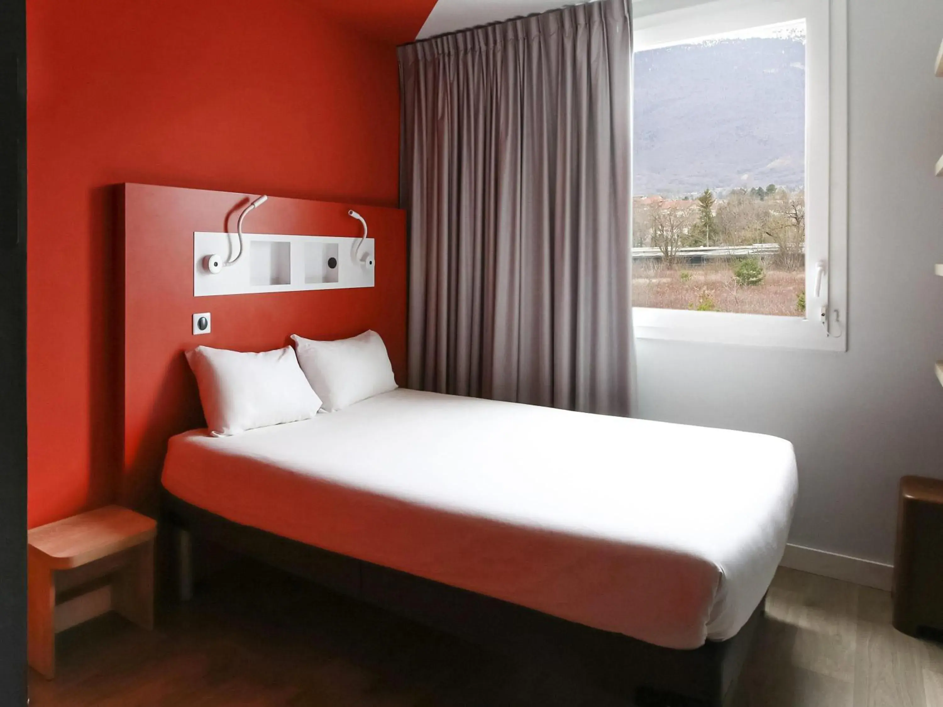 Bedroom, Bed in ibis budget Geneve Saint Genis Pouilly Bedroom, Bed in ibis budget Geneve Saint Genis Pouilly