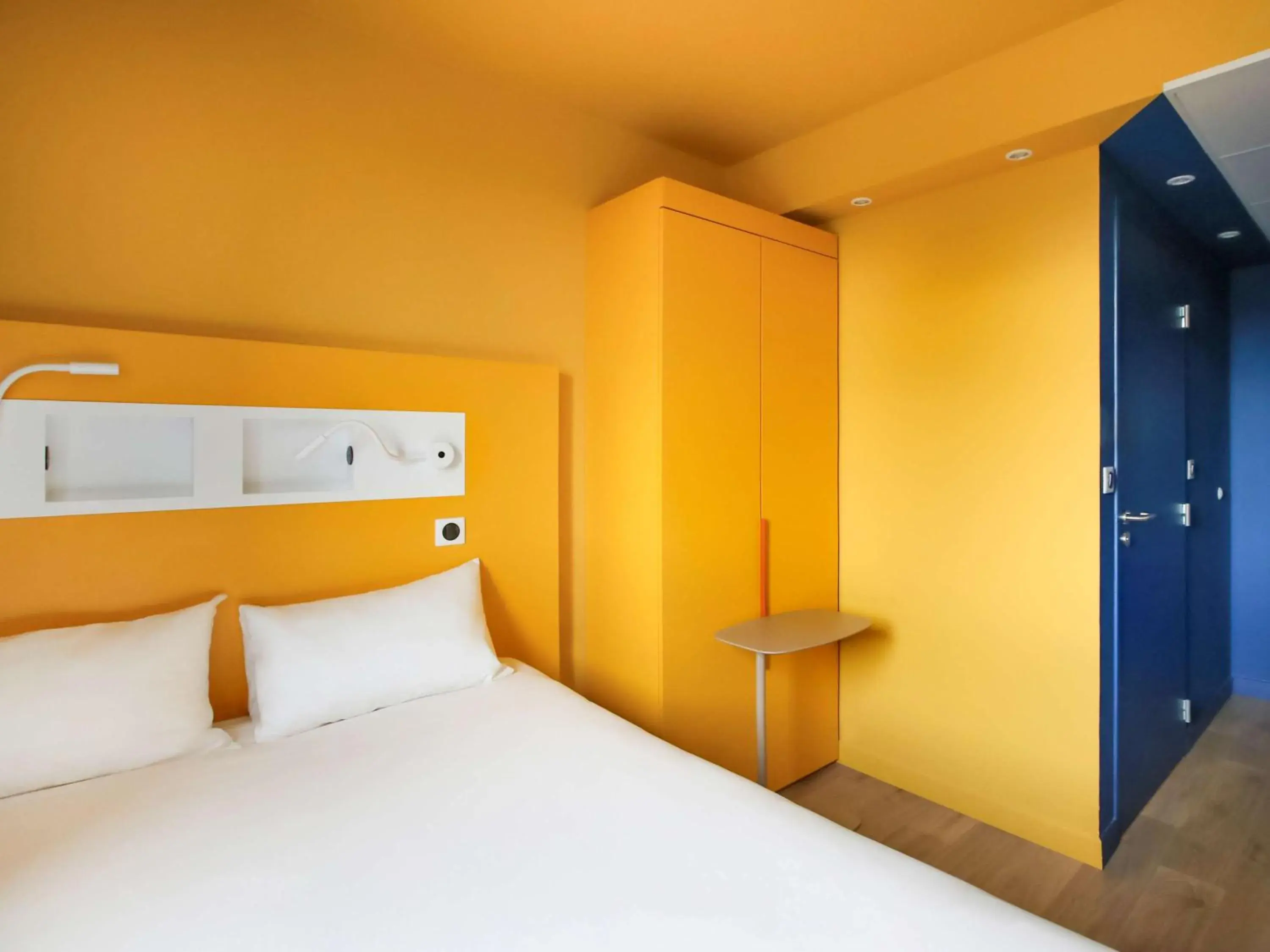 Photo of the whole room, Bed in ibis budget Geneve Saint Genis Pouilly Photo of the whole room, Bed in ibis budget Geneve Saint Genis Pouilly
