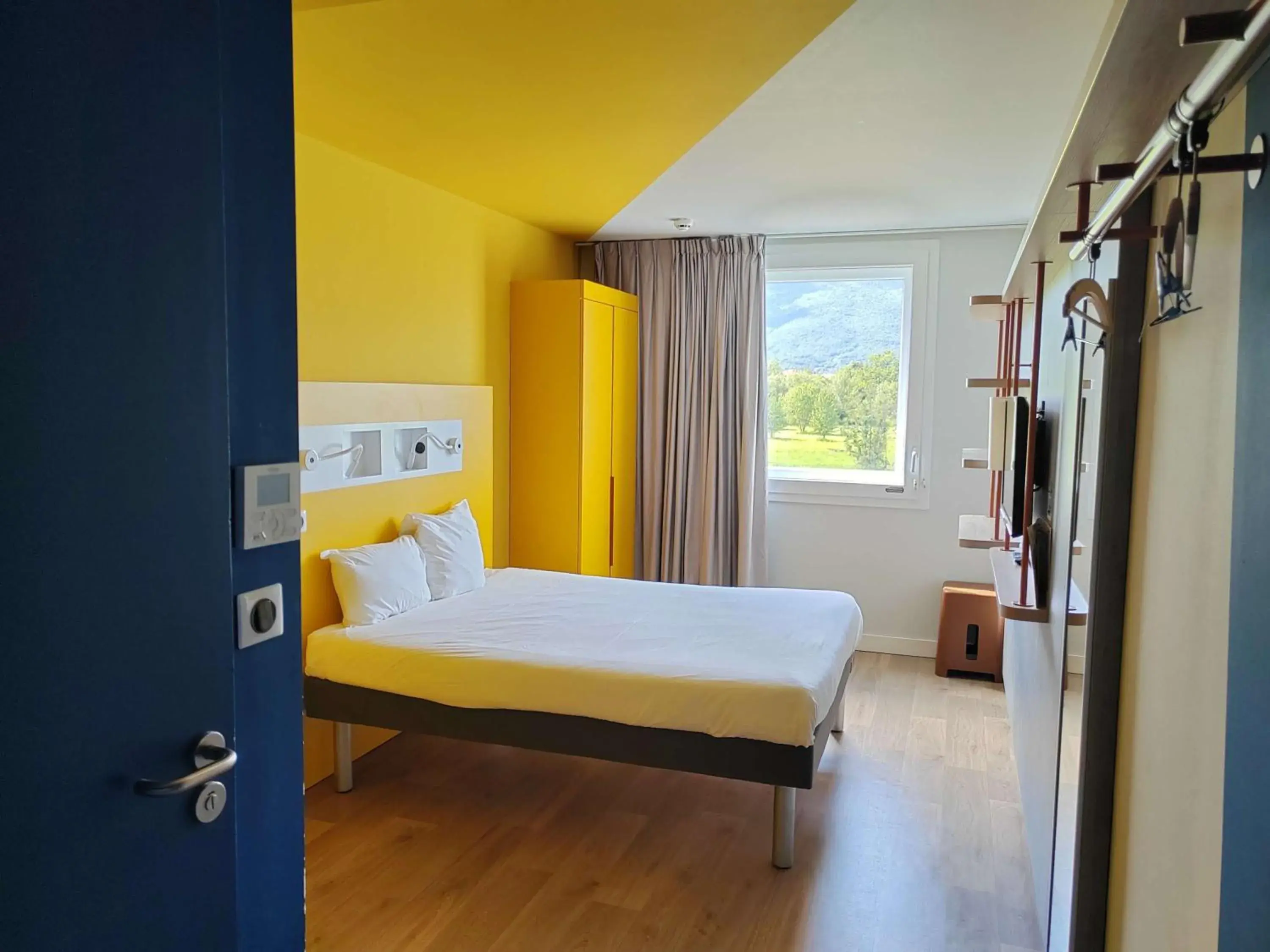 Bedroom, Bed in ibis budget Geneve Saint Genis Pouilly Bedroom, Bed in ibis budget Geneve Saint Genis Pouilly