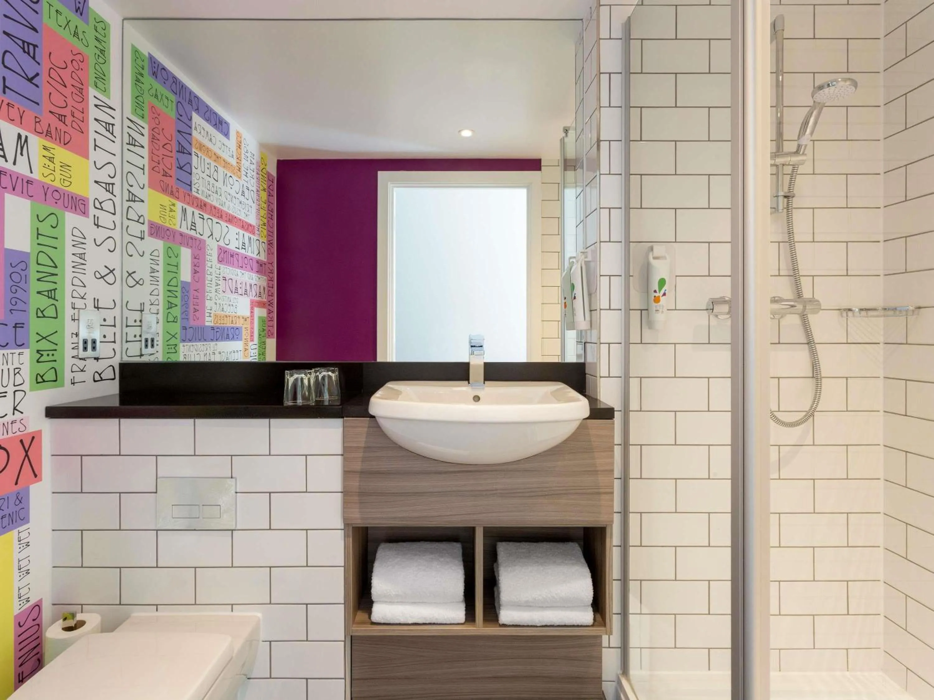 Bedroom in ibis Styles Glasgow Central