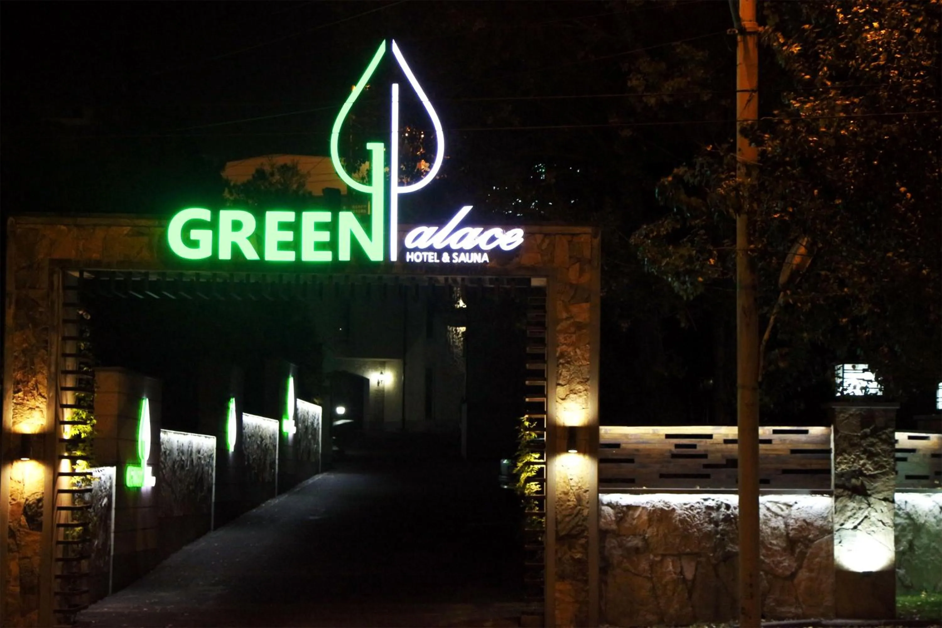 Facade/entrance in Green Palace Hotel