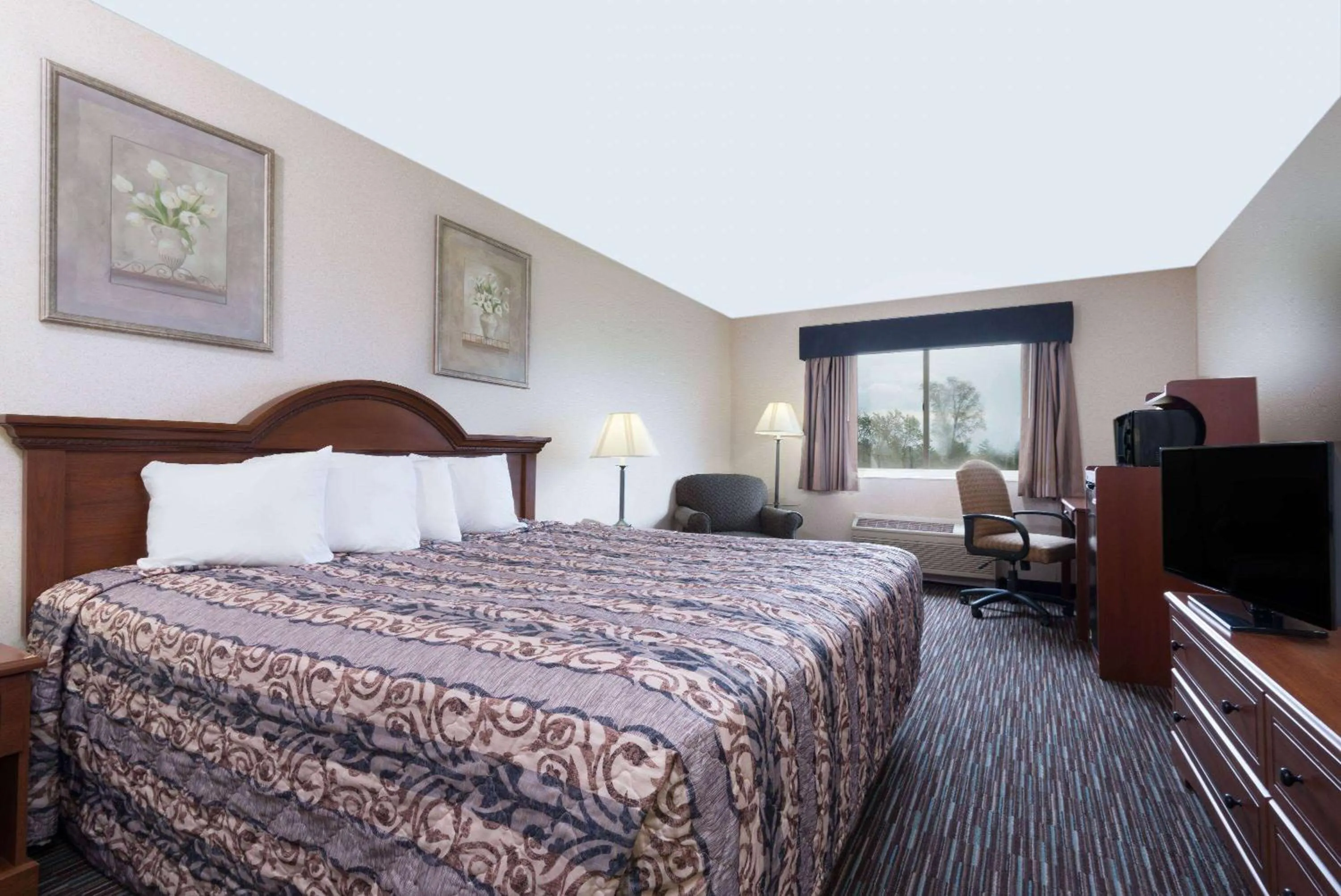 Photo of the whole room in Baymont by Wyndham Columbus/Rickenbacker