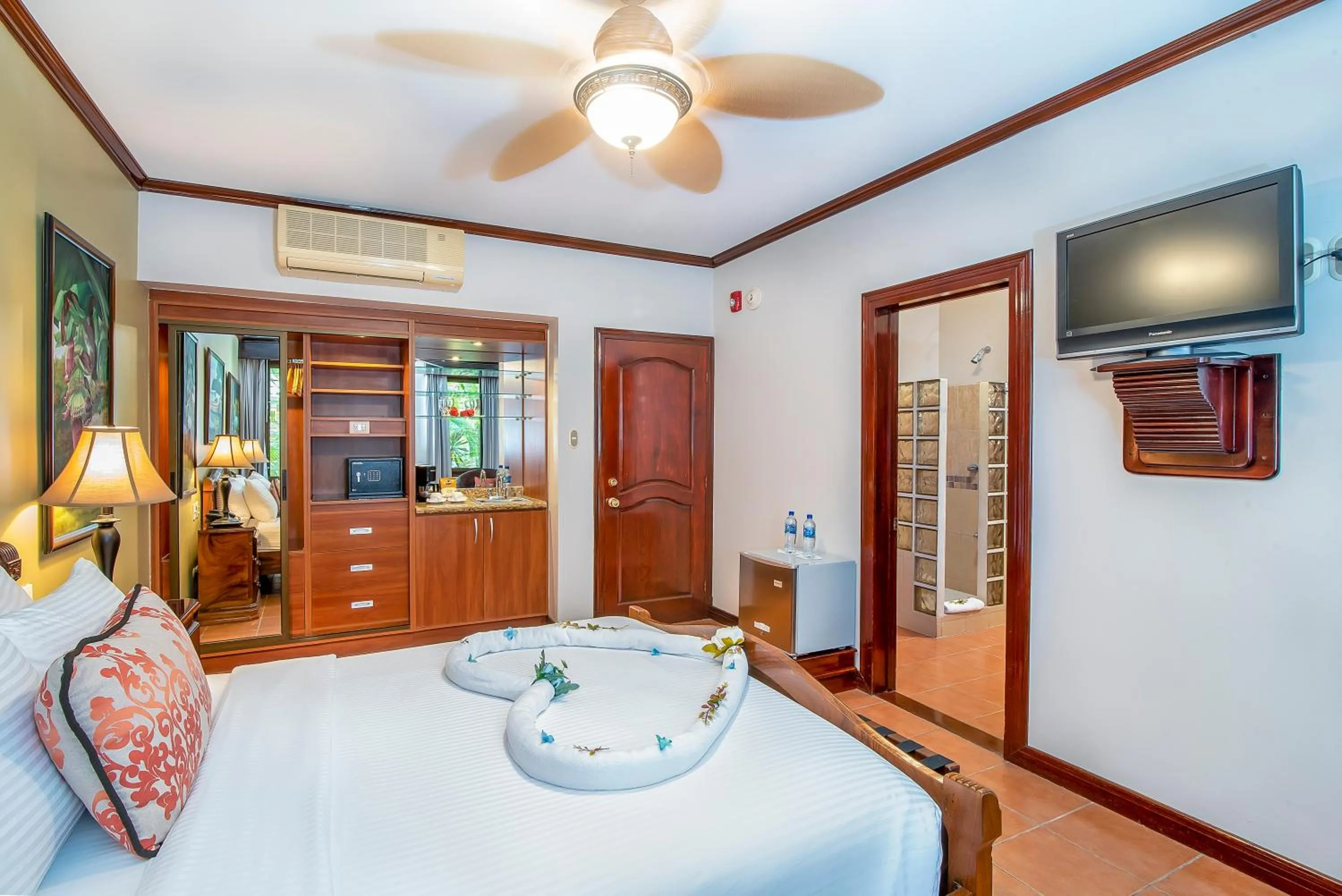 Photo of the whole room in Hotel Casa Roland Golfito Resort