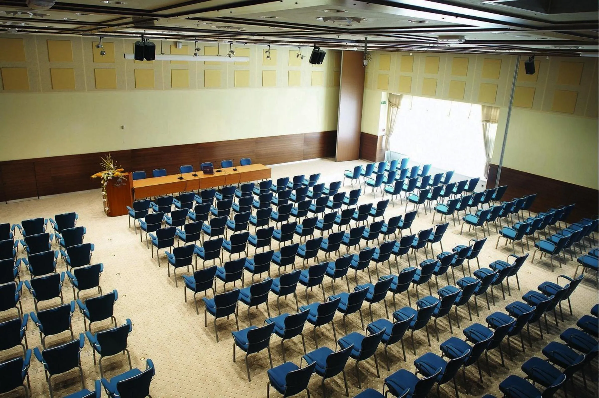 Business facilities in Perla, Resort & Entertainment