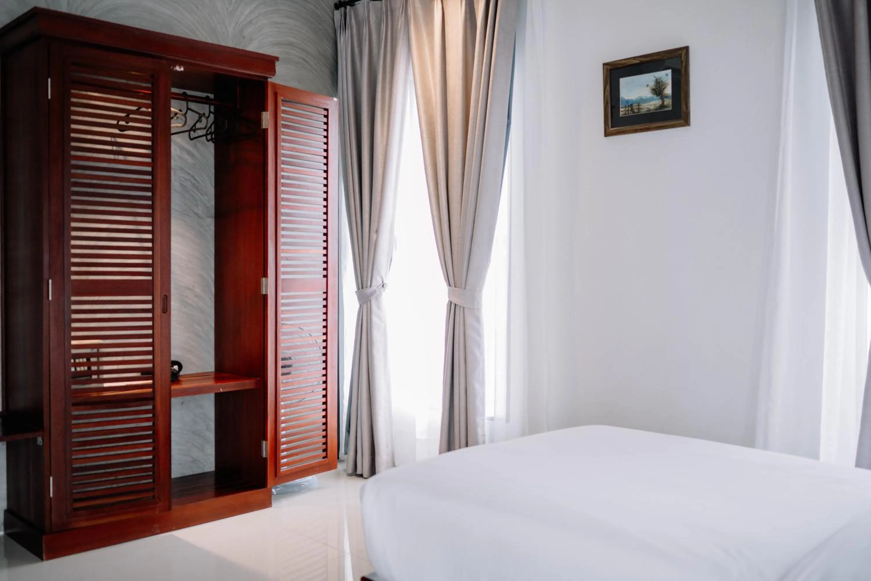 wardrobe, Bed in S 2 Modern Boutique Hotel