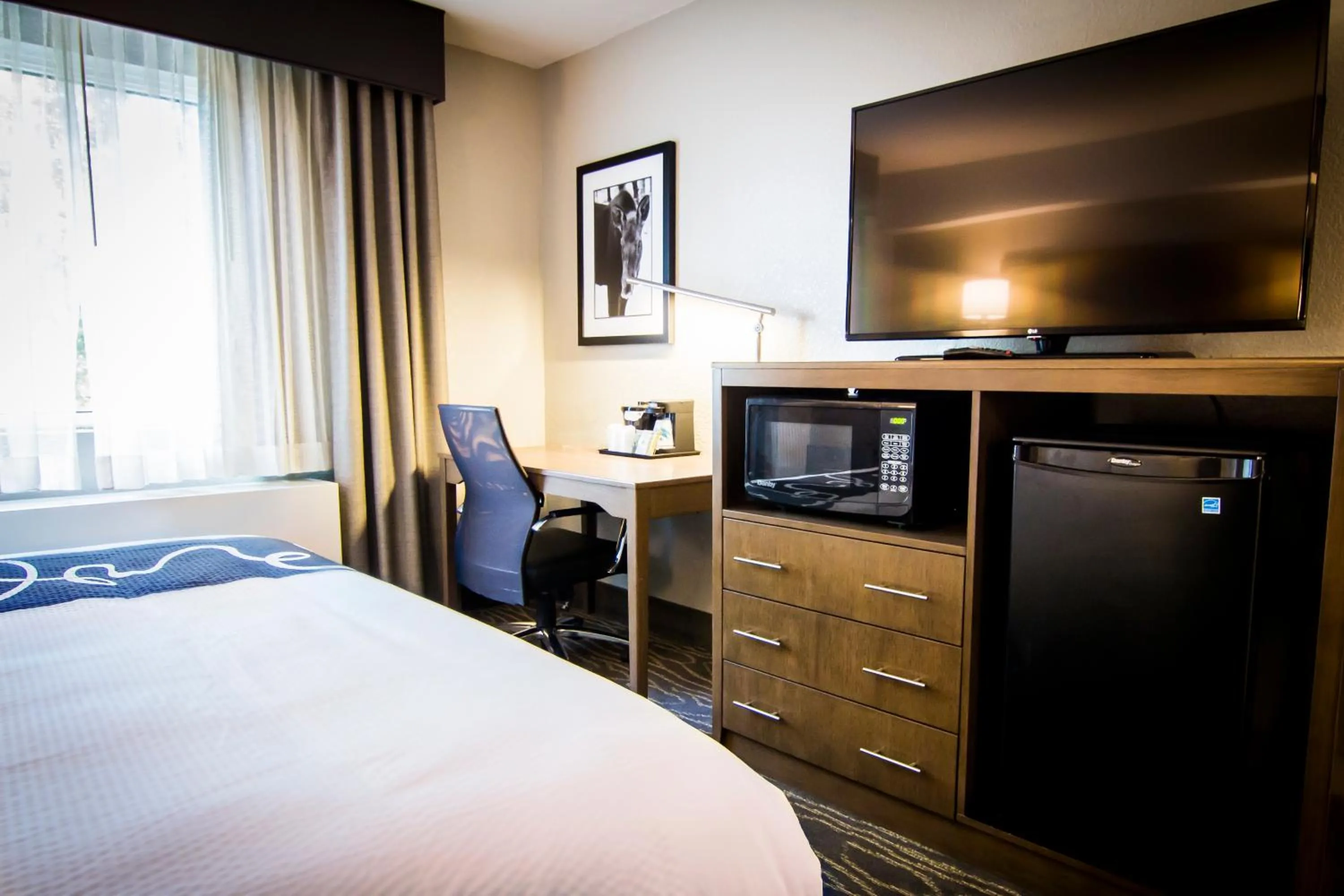TV and multimedia, Bed in La Quinta by Wyndham Anchorage Airport