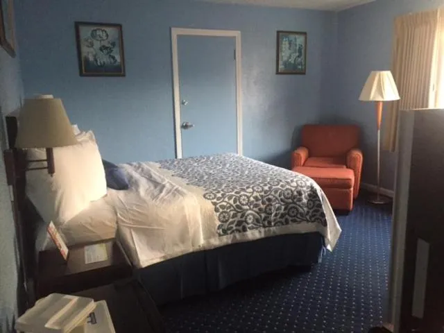 Day, Bed in Days Inn by Wyndham Cleveland Lakewood