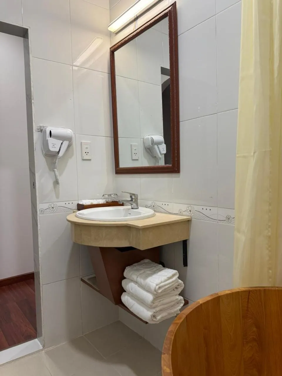 DAHLIALAND SAIGON HOTEL & SWIMMING PooL