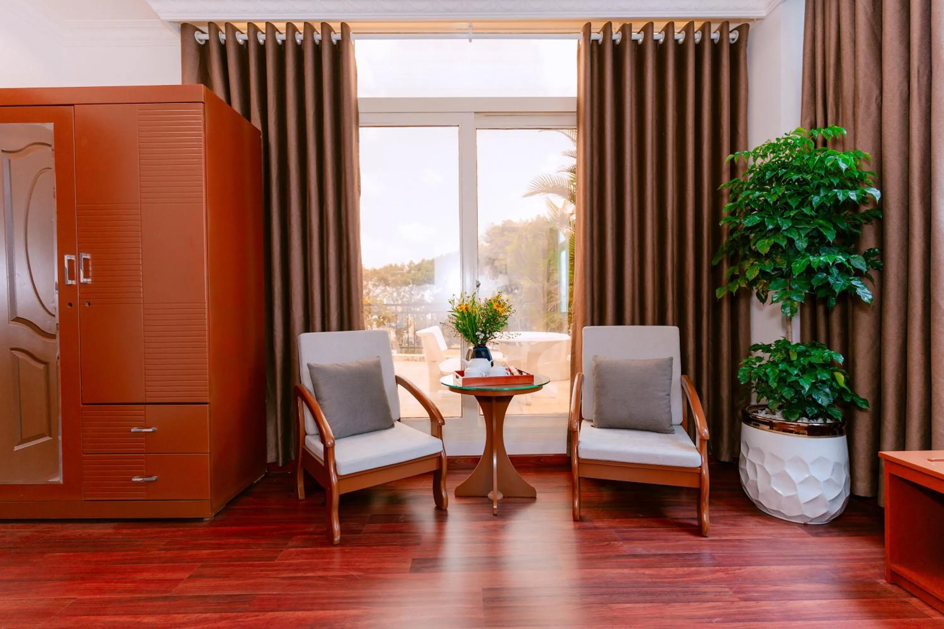 DAHLIALAND SAIGON HOTEL & SWIMMING PooL