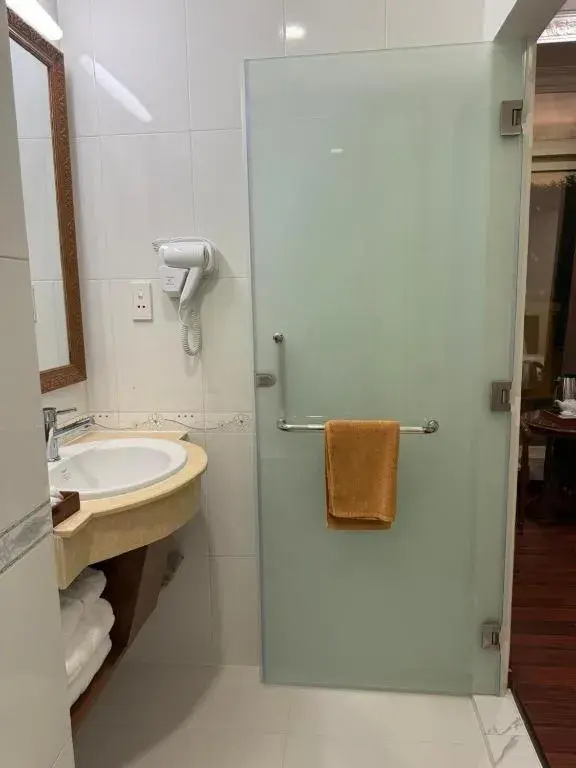 King Room with Balcony in DAHLIALAND SAIGON HOTEL & SWIMMING PooL King Room with Balcony in DAHLIALAND SAIGON HOTEL & SWIMMING PooL