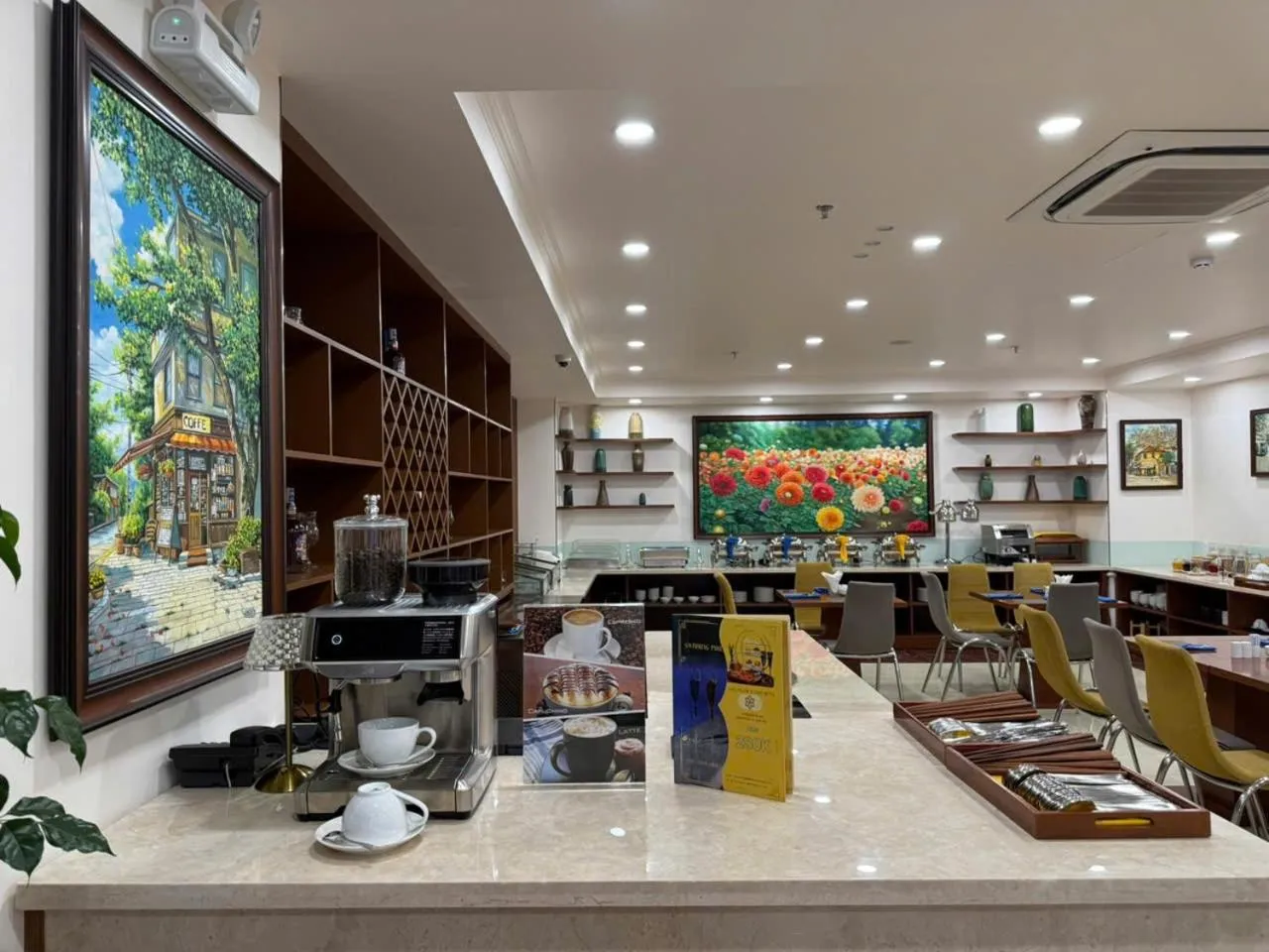 Restaurant/places to eat in DAHLIALAND SAIGON HOTEL & SWIMMING PooL