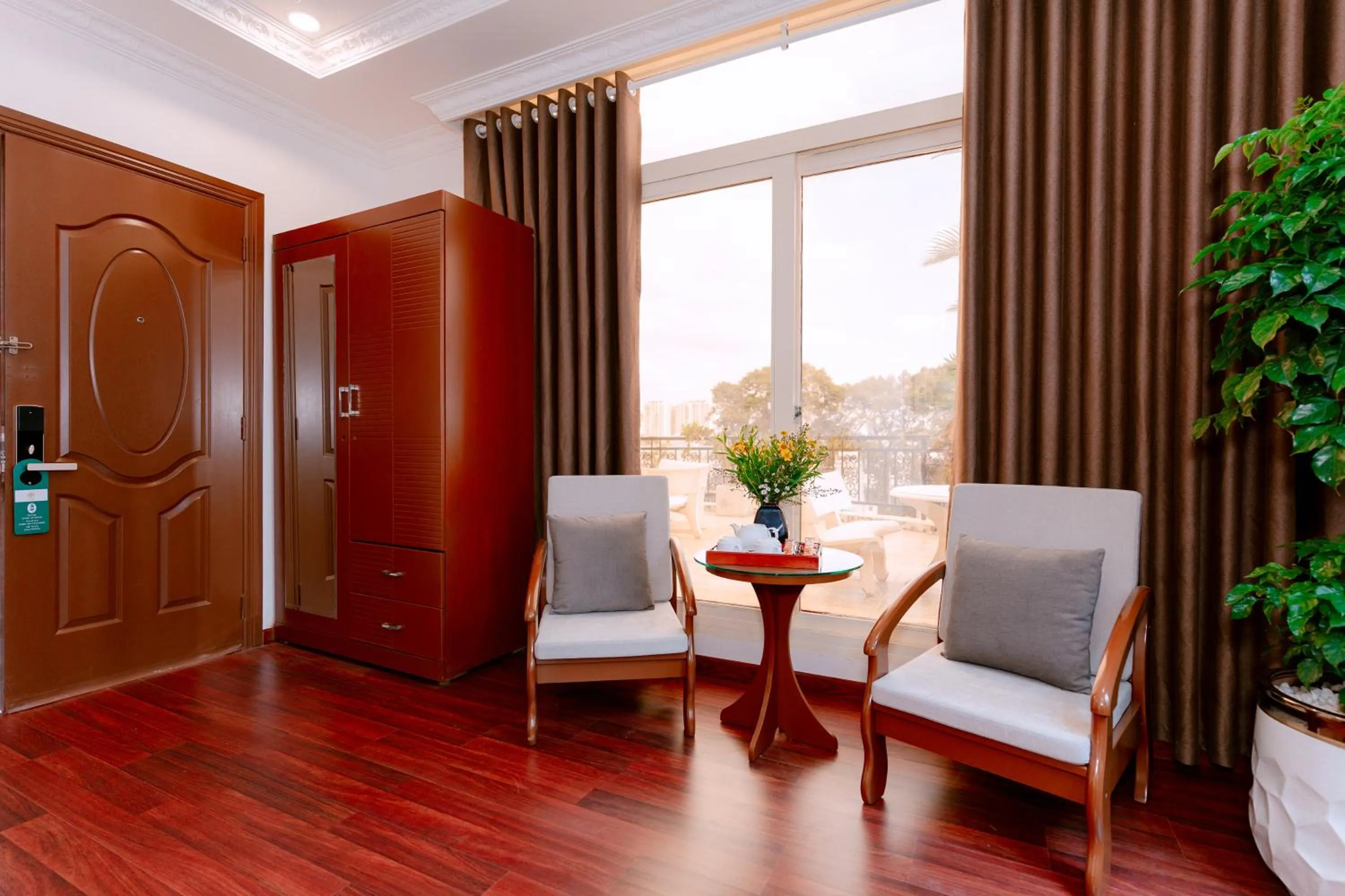 DAHLIALAND SAIGON HOTEL & SWIMMING PooL