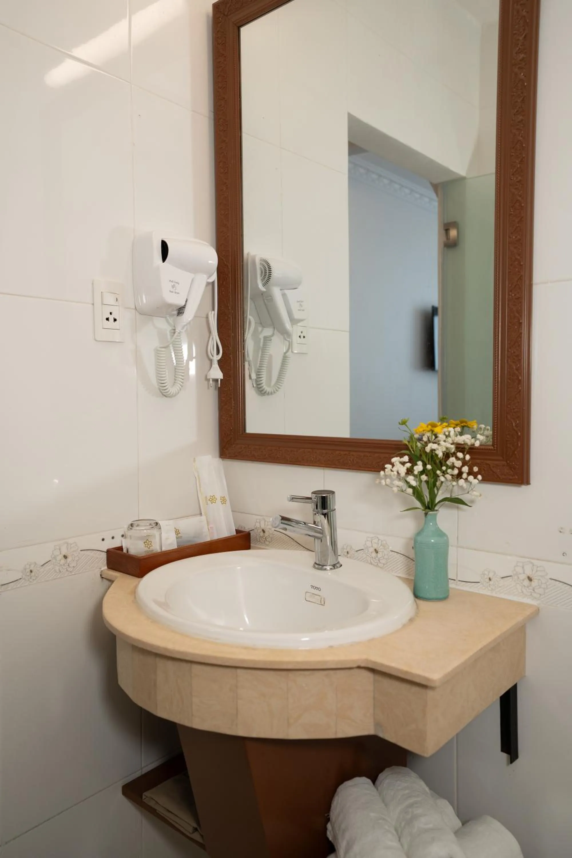 DAHLIALAND SAIGON HOTEL & SWIMMING PooL