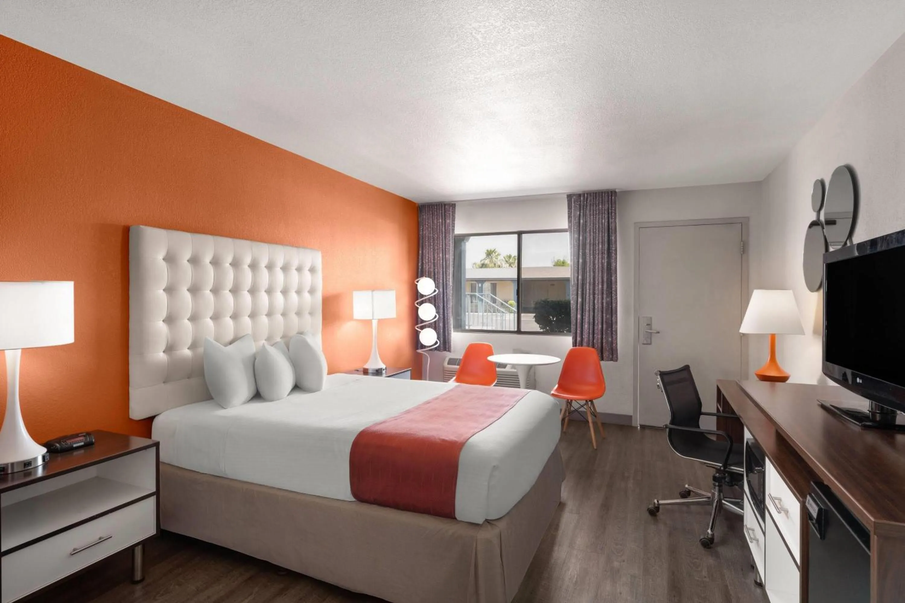 Photo of the whole room, Bed in Howard Johnson by Wyndham Modesto Ceres