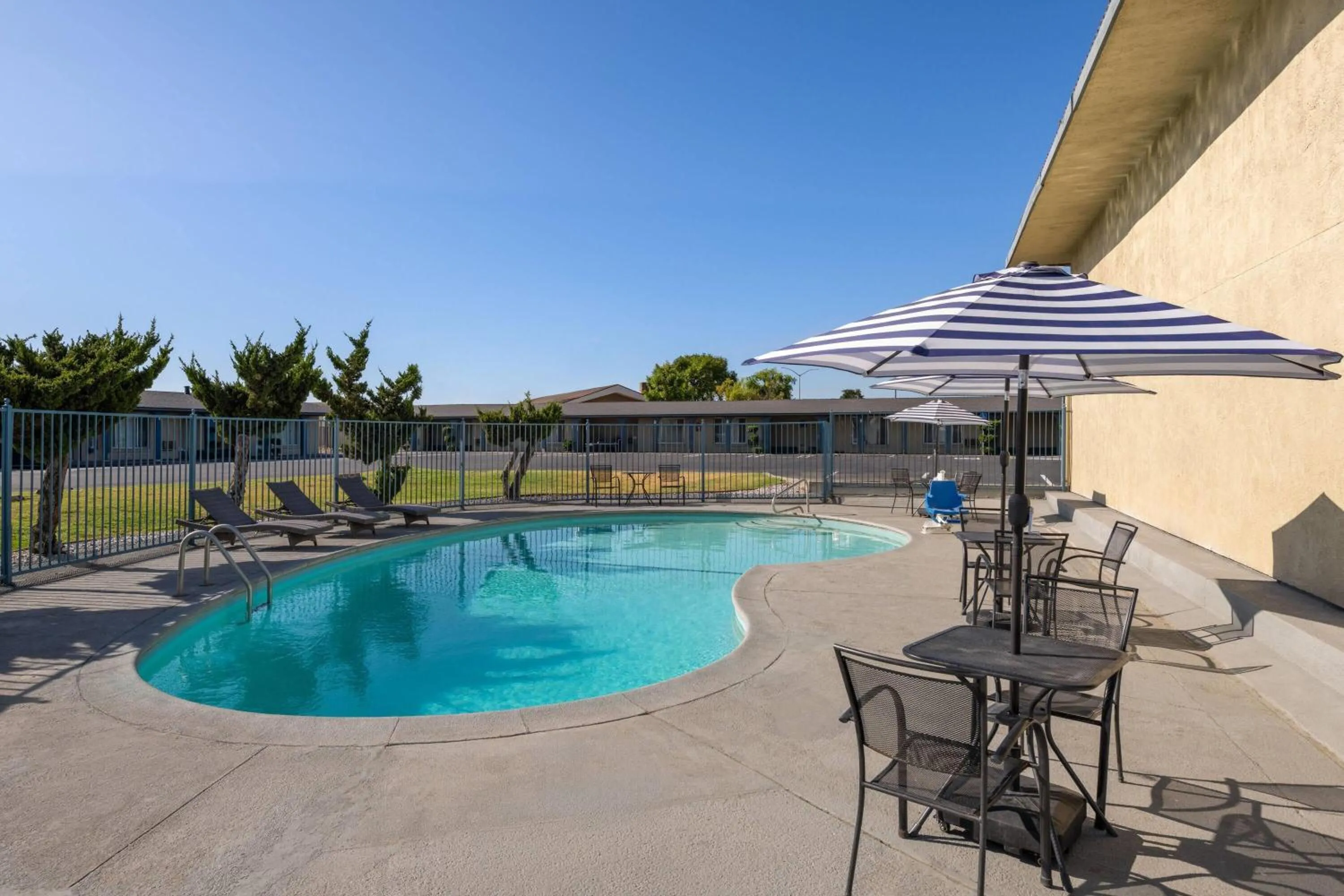 Patio in Howard Johnson by Wyndham Modesto Ceres