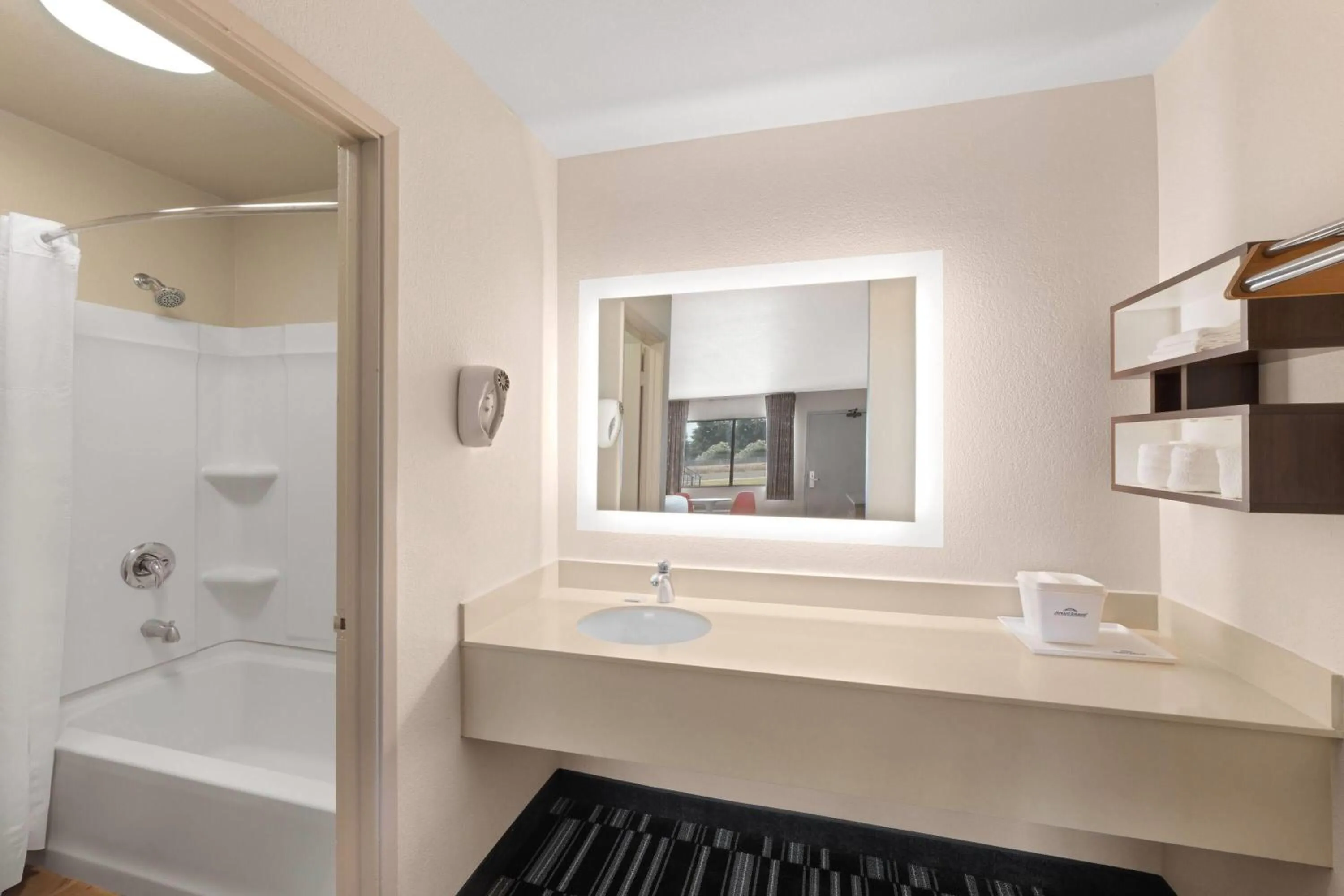 Bathroom in Howard Johnson by Wyndham Modesto Ceres