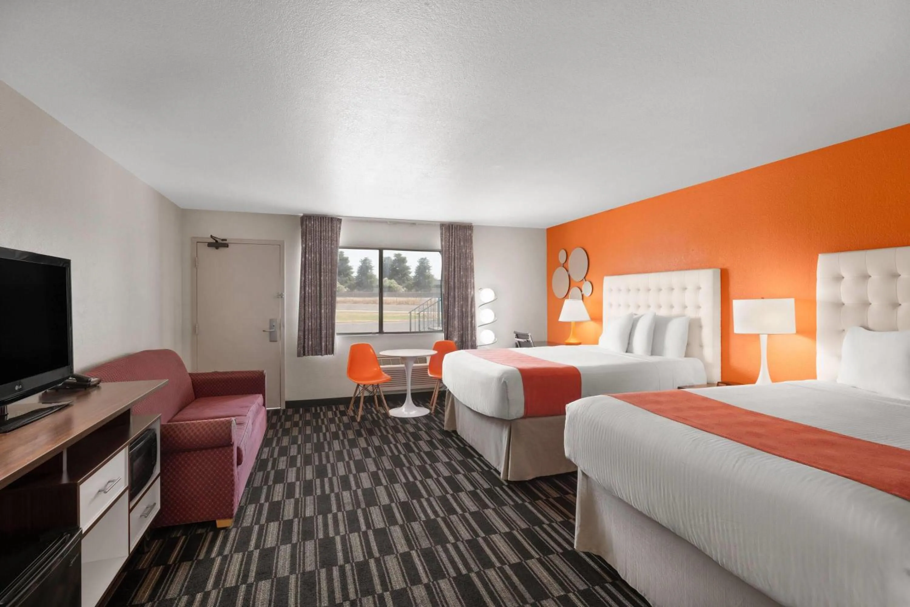 Photo of the whole room, Bed in Howard Johnson by Wyndham Modesto Ceres