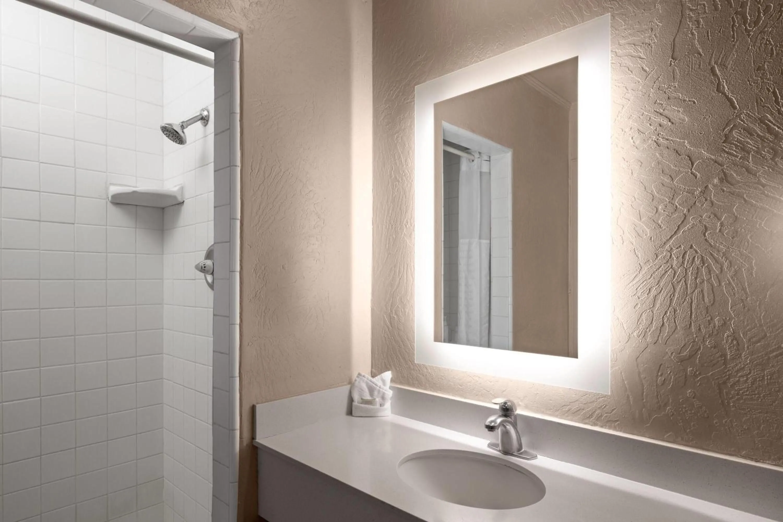 Bathroom in Howard Johnson by Wyndham Modesto Ceres