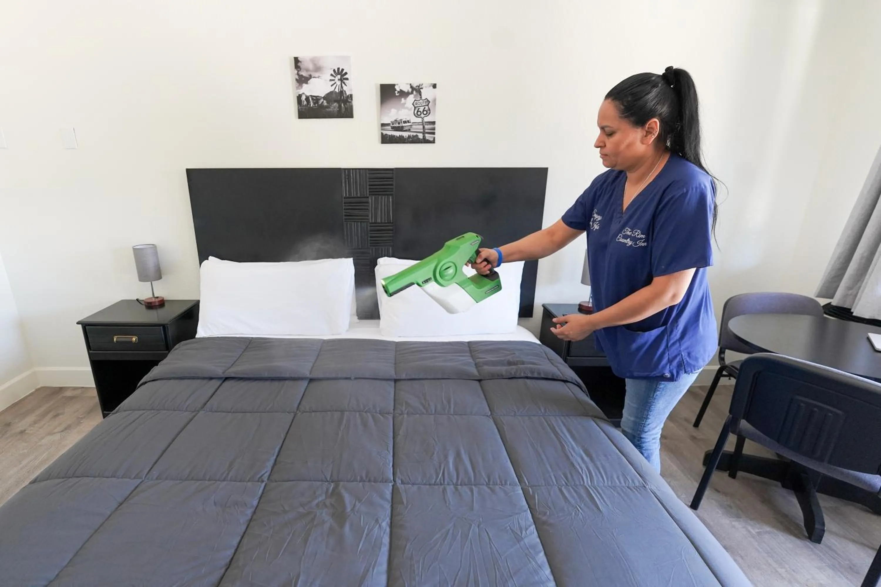 Staff, Bed in Rim Country Inn Payson