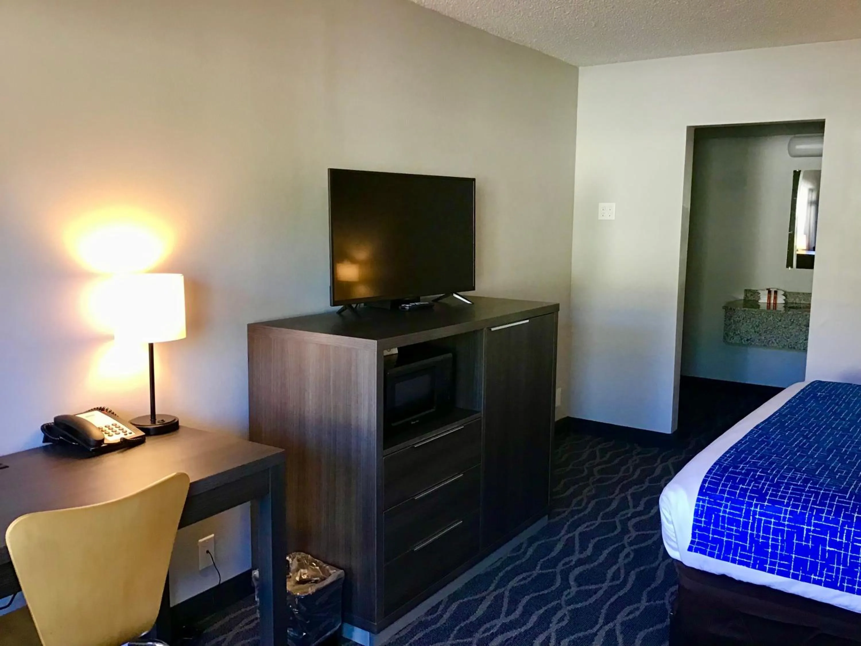 TV and multimedia, Bed in Travelodge Inn & Suites by Wyndham Missoula University Park