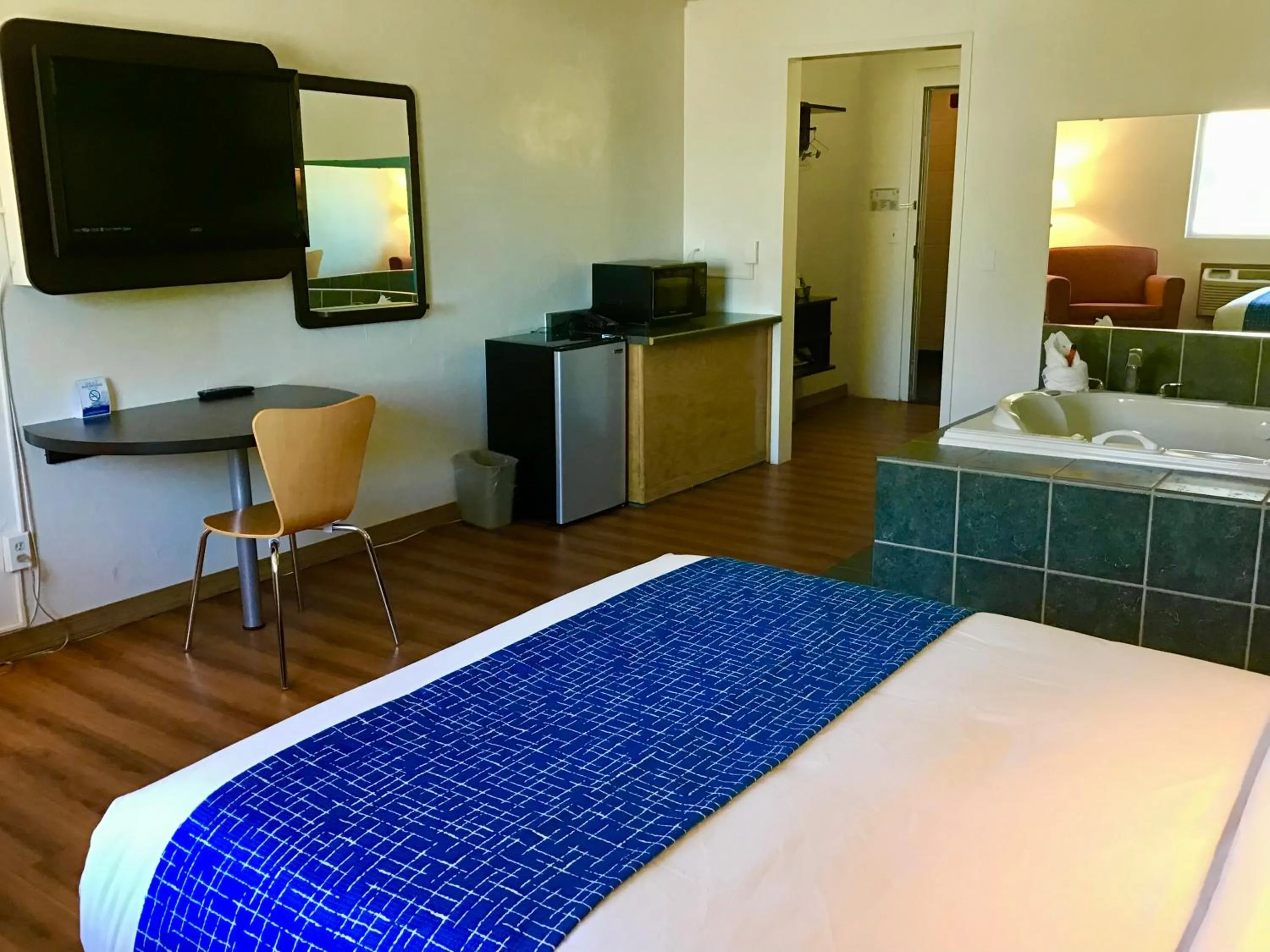 Photo of the whole room, Bed in Travelodge Inn & Suites by Wyndham Missoula University Park