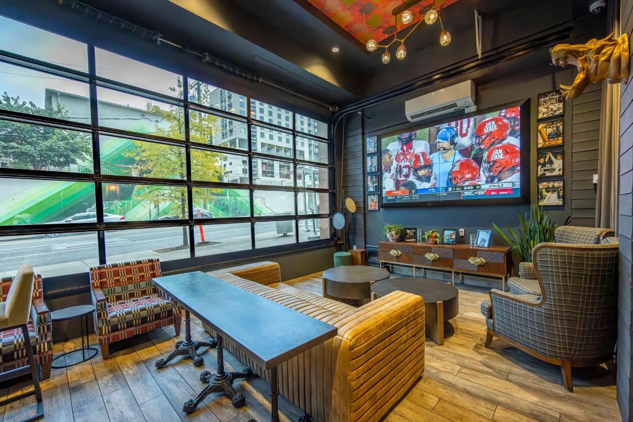 Restaurant/places to eat in Holiday Inn & Suites Nashville Downtown Broadway