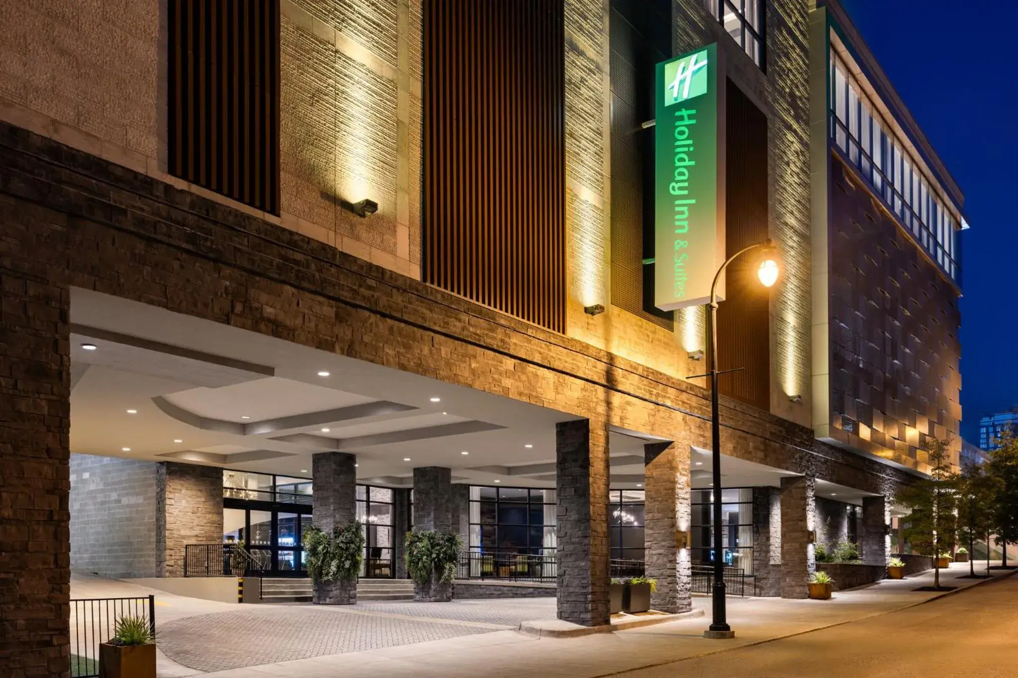 Property building in Holiday Inn & Suites Nashville Downtown Broadway Property building in Holiday Inn & Suites Nashville Downtown Broadway