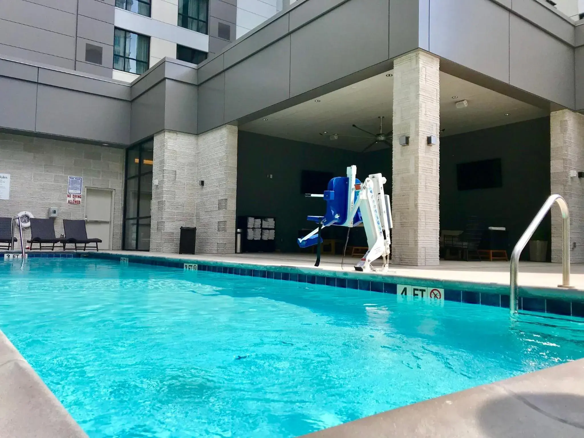 Swimming pool in Holiday Inn & Suites Nashville Downtown Broadway Swimming pool in Holiday Inn & Suites Nashville Downtown Broadway