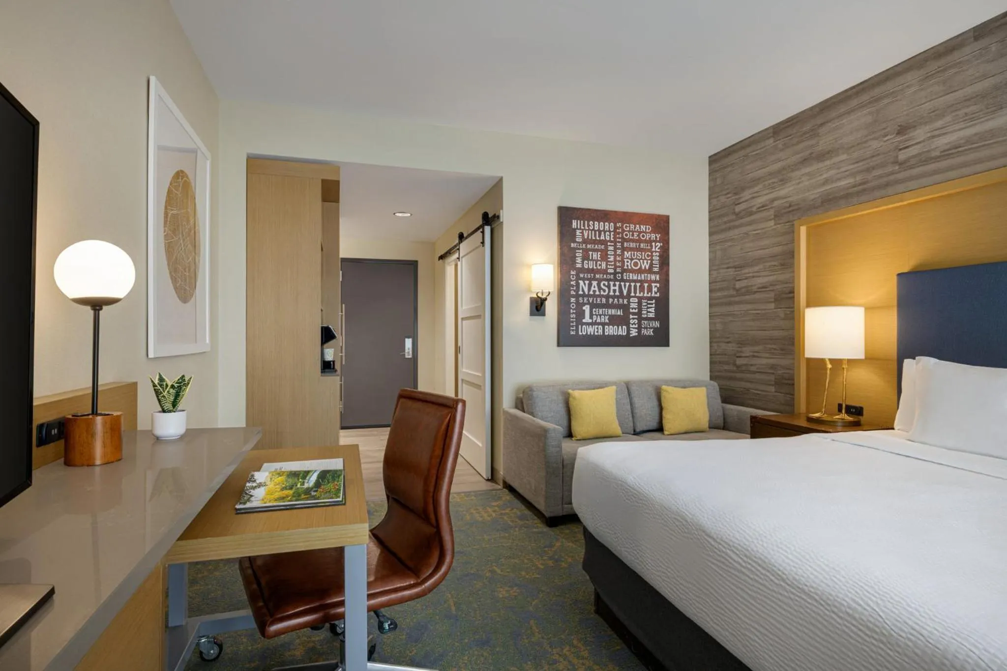 Photo of the whole room, Bed in Holiday Inn & Suites Nashville Downtown Broadway