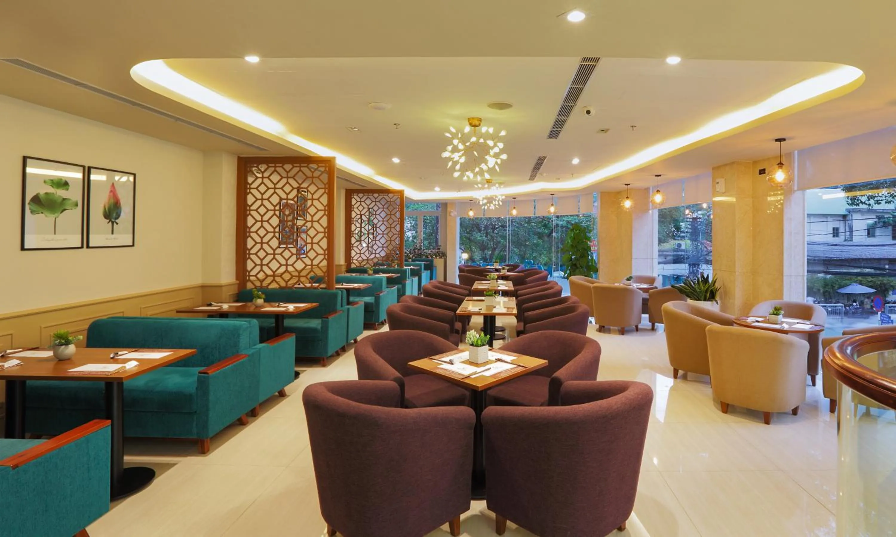 Restaurant/places to eat in Golda Hotel