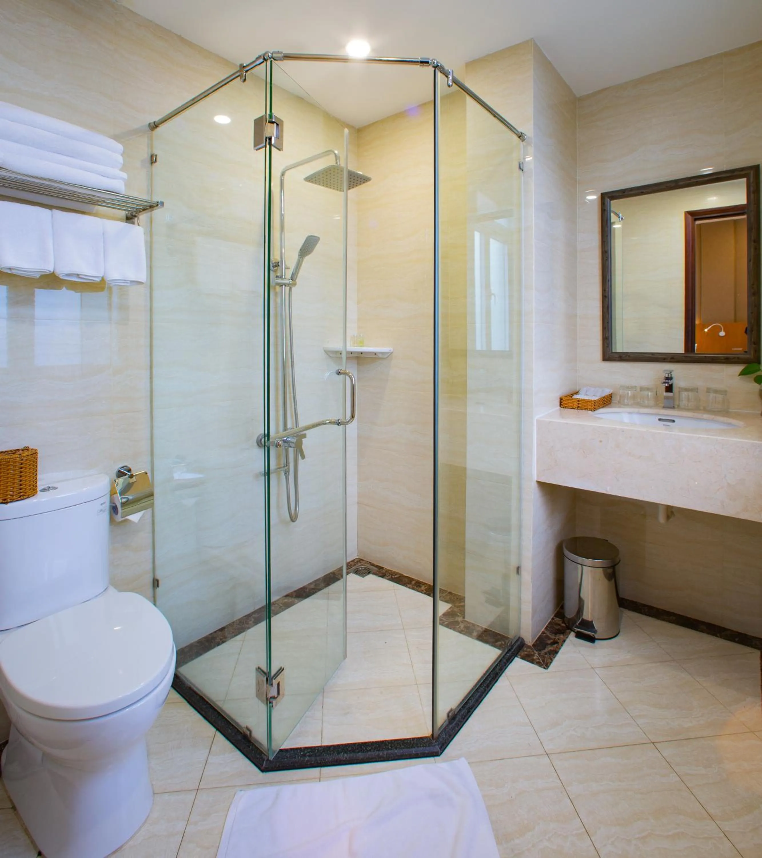 Toilet in Golda Hotel