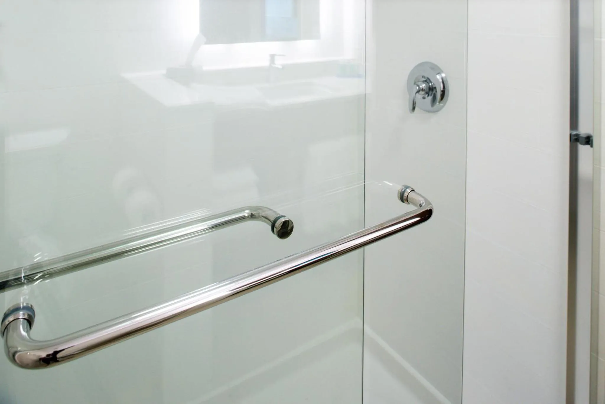 Bathroom in Holiday Inn Express & Suites - Ottumwa by IHG