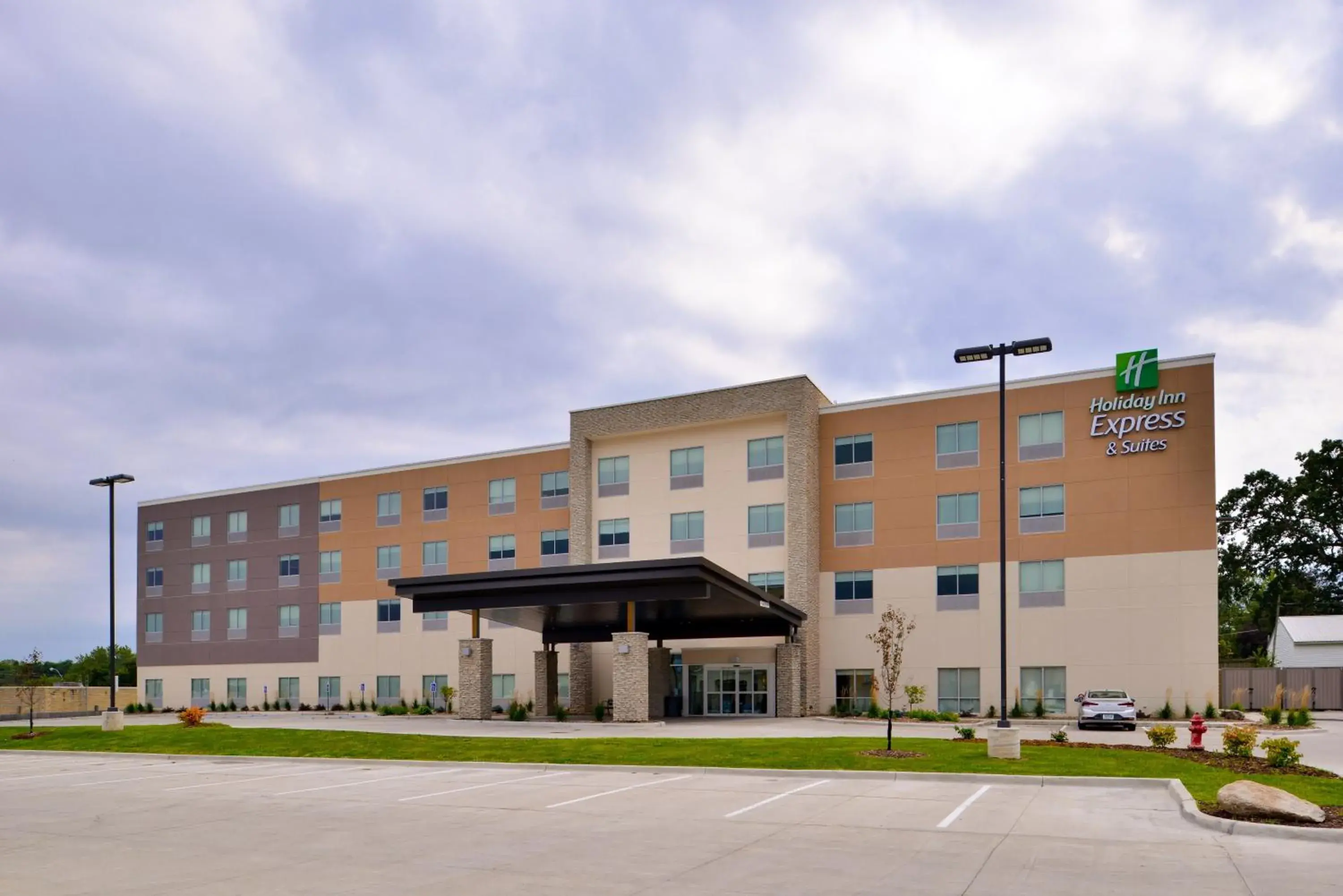 Property building in Holiday Inn Express & Suites - Ottumwa by IHG Property building in Holiday Inn Express & Suites - Ottumwa by IHG