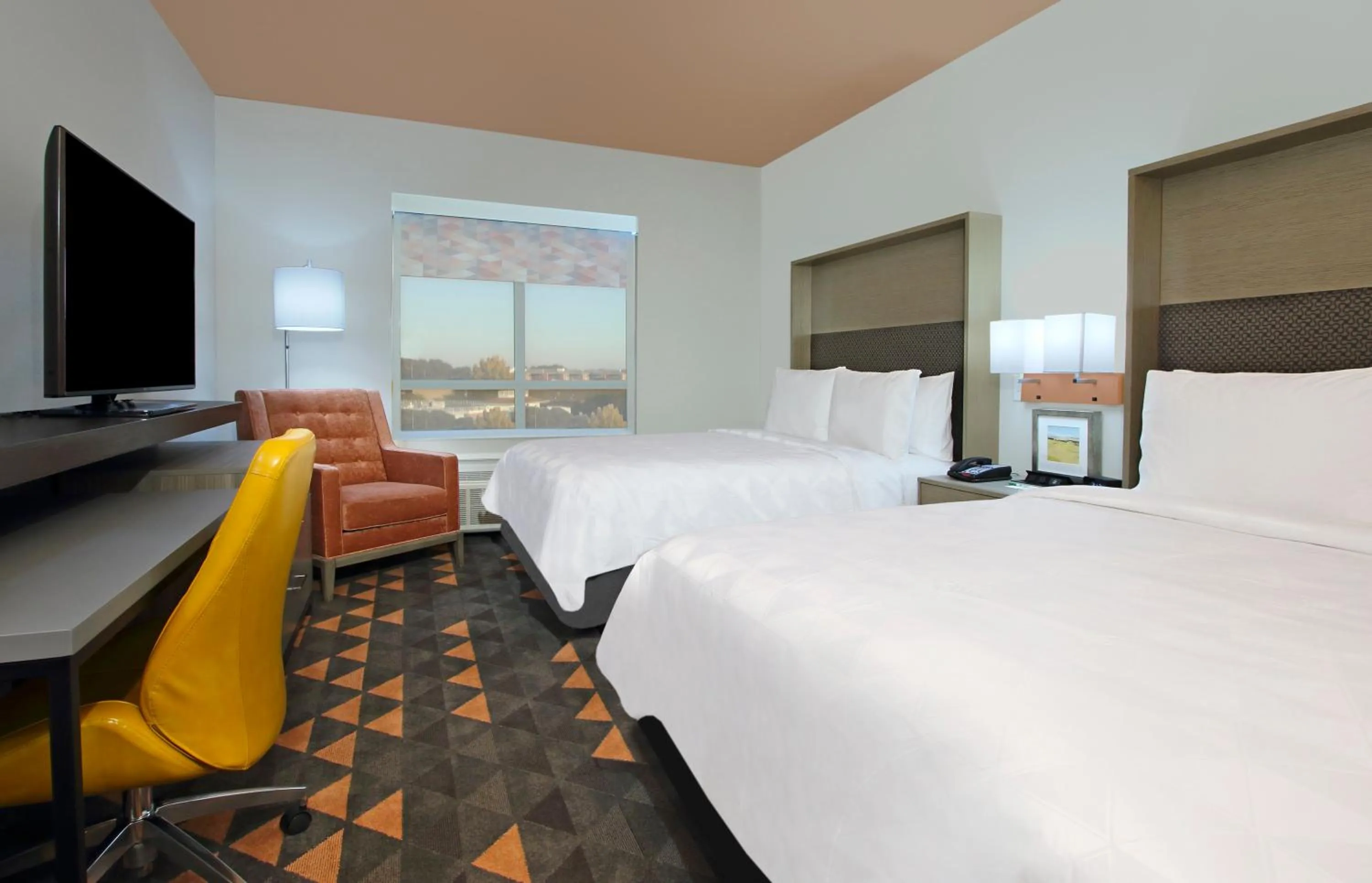 Photo of the whole room, Bed in Holiday Inn Hattiesburg - North by IHG